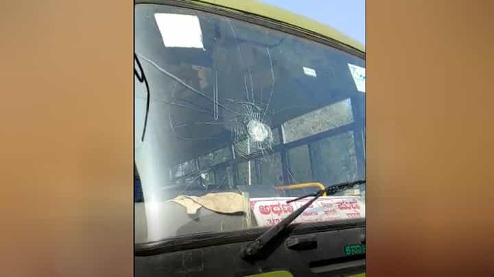 ಮಹಾರಾಷ್ಟ್ರದಲ್ಲಿ KSRTC ಬಸ್ ಮೇಲೆ ಕಲ್ಲು ತೂರಿದ ದುಷ್ಕರ್ಮಿಗಳು, ಬಸ್ ಮುಂಭಾಗದ ಗಾಜು ಜಖಂ ಮಹಾರಾಷ್ಟ್ರದಲ್ಲಿ KSRTC ಬಸ್ ಮೇಲೆ ಕಲ್ಲು ತೂರಿದ ದುಷ್ಕರ್ಮಿಗಳು, ಬಸ್ ಮುಂಭಾಗದ ಗಾಜು ಜಖಂ