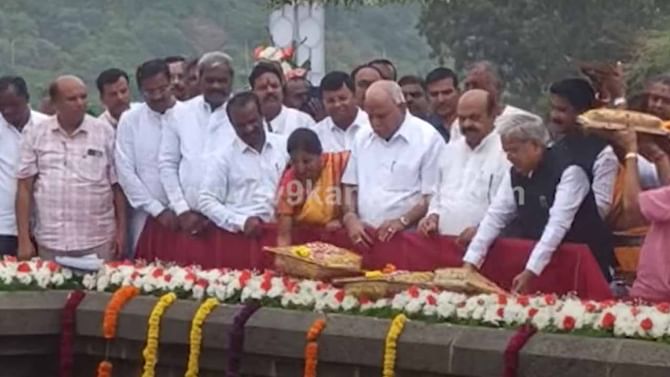 ಎಂಟು ದಶಕಗಳ ನಂತರ ಸಂಪೂರ್ಣ ಭರ್ತಿಯಾದ ಹಿರಿಯೂರು ವಾಣಿವಿಲಾಸ ಜಲಾಶಯಕ್ಕೆ ಬಿಜೆಪಿ ಗಣ್ಯರಿಂದ ಬಾಗಿನ ಅರ್ಪಣೆ ಎಂಟು ದಶಕಗಳ ನಂತರ ಸಂಪೂರ್ಣ ಭರ್ತಿಯಾದ ಹಿರಿಯೂರು ವಾಣಿವಿಲಾಸ ಜಲಾಶಯಕ್ಕೆ ಬಿಜೆಪಿ ಗಣ್ಯರಿಂದ ಬಾಗಿನ ಅರ್ಪಣೆ