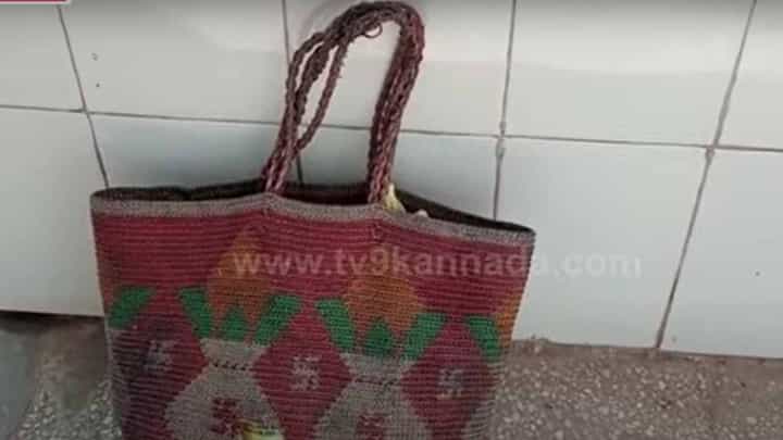 ಬೆಳಗಾವಿ: ಎರಡು ದಿನದ ಹಸುಗೂಸನ್ನು ರಸ್ತೆಯಲ್ಲಿ ಬಿಸಾಡಿದ ಪಾಪಿಗಳು, ಸ್ಥಳೀಯರಿಂದ ರಕ್ಷಣೆ ಬೆಳಗಾವಿ: ಎರಡು ದಿನದ ಹಸುಗೂಸನ್ನು ರಸ್ತೆಯಲ್ಲಿ ಬಿಸಾಡಿದ ಪಾಪಿಗಳು, ಸ್ಥಳೀಯರಿಂದ ರಕ್ಷಣೆ