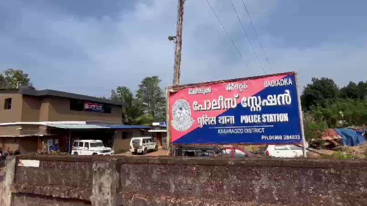ಲ್ಯಾಂಡ್ ಜಿಹಾದ್ಗೆ ಬಗ್ಗದ ಕಾಸರಗೋಡಿನ ದಂತ ವೈದ್ಯನನ್ನು ಯುವತಿ ಮುಂದಿಟ್ಟು ಬ್ಲ್ಯಾಕ್ ಮೇಲ್, ಮುಸ್ಲಿಂ ಲೀಗ್ ಮುಖಂಡ ಸೇರಿ ಐವರು ವಶಕ್ಕೆ ಲ್ಯಾಂಡ್ ಜಿಹಾದ್ಗೆ ಬಗ್ಗದ ಕಾಸರಗೋಡಿನ ದಂತ ವೈದ್ಯನನ್ನು ಯುವತಿ ಮುಂದಿಟ್ಟು ಬ್ಲ್ಯಾಕ್ ಮೇಲ್, ಮುಸ್ಲಿಂ ಲೀಗ್ ಮುಖಂಡ ಸೇರಿ ಐವರು ವಶಕ್ಕೆ
