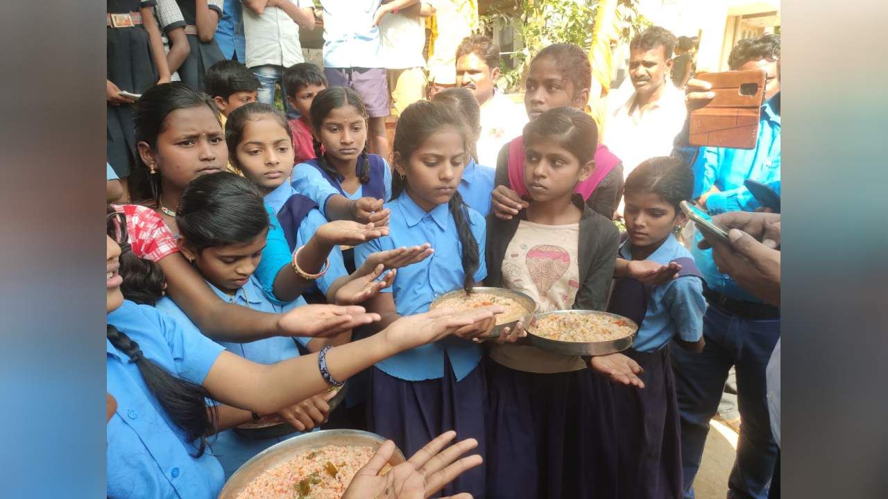 ಬಿಸಿಯೂಟದ ಧಾನ್ಯದಲ್ಲಿ ಹುಳು; ಯೋಗ್ಯವಾದ ಧಾನ್ಯ ವಿತರಿಸುವಂತೆ ಗ್ರಾಮಸ್ಥರ ಆಗ್ರಹ