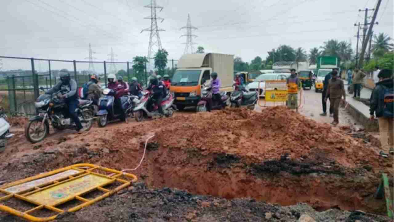 Bengaluru: ಹೊಂಡ ಮುಚ್ಚಲು ನಾಗರಿಕರ ಸಹಾಯಕ್ಕೆ ಬಂದ ಟ್ರಾಫಿಕ್ ಪೊಲೀಸರು, ಬೆಂಗಳೂರನ್ನು ಕೇಂದ್ರಾಡಳಿತ ಪ್ರದೇಶ ಮಾಡಿ ಪ್ರಧಾನಿಗೆ ಮನವಿ