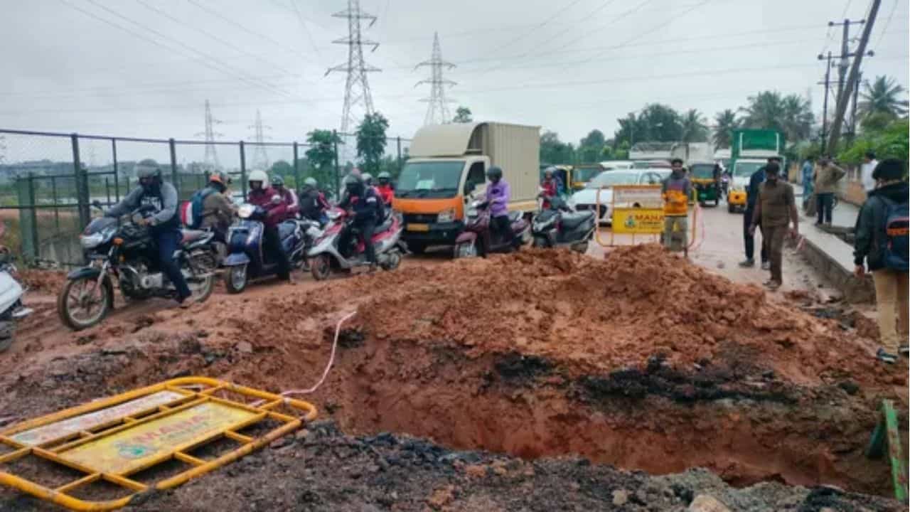 Bengaluru: ಹೊಂಡ ಮುಚ್ಚಲು ನಾಗರಿಕರ ಸಹಾಯಕ್ಕೆ ಬಂದ ಟ್ರಾಫಿಕ್ ಪೊಲೀಸರು, ಬೆಂಗಳೂರನ್ನು ಕೇಂದ್ರಾಡಳಿತ ಪ್ರದೇಶ ಮಾಡಿ ಪ್ರಧಾನಿಗೆ ಮನವಿ