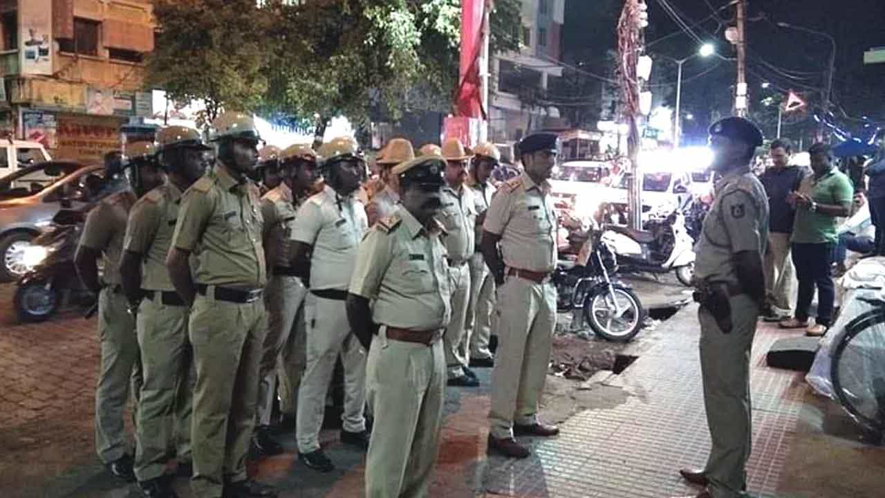 ಗಂಭೀರ ಆರೋಗ್ಯ ಸಮಸ್ಯೆ, ಸಂಬಂಧಿಕರು ನಿಧನರಾದರೆ ಮಾತ್ರ ರಜೆ: ಬೇಕಾಬಿಟ್ಟಿ ರಜೆ ಕೇಳಿದರೆ ಶಿಸ್ತುಕ್ರಮ ಎಂದ ಬೆಂಗಳೂರು ಡಿಸಿಪಿ ಗಂಭೀರ ಆರೋಗ್ಯ ಸಮಸ್ಯೆ, ಸಂಬಂಧಿಕರು ನಿಧನರಾದರೆ ಮಾತ್ರ ರಜೆ: ಬೇಕಾಬಿಟ್ಟಿ ರಜೆ ಕೇಳಿದರೆ ಶಿಸ್ತುಕ್ರಮ ಎಂದ ಬೆಂಗಳೂರು ಡಿಸಿಪಿ