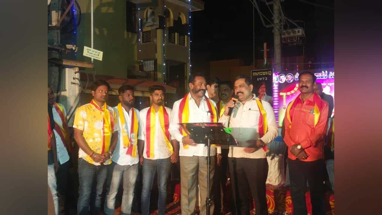 ಬಿಜೆಪಿ ಎಂಎಲ್ಸಿ ಜೊತೆ ವೇದಿಕೆ ಹಂಚಿಕೊಂಡ ಮಾಜಿ ರೌಡಿ ಜೇಡರಹಳ್ಳಿ ಕೃಷ್ಣಪ್ಪ ಬಿಜೆಪಿ ಎಂಎಲ್ಸಿ ಜೊತೆ ವೇದಿಕೆ ಹಂಚಿಕೊಂಡ ಮಾಜಿ ರೌಡಿ ಜೇಡರಹಳ್ಳಿ ಕೃಷ್ಣಪ್ಪ