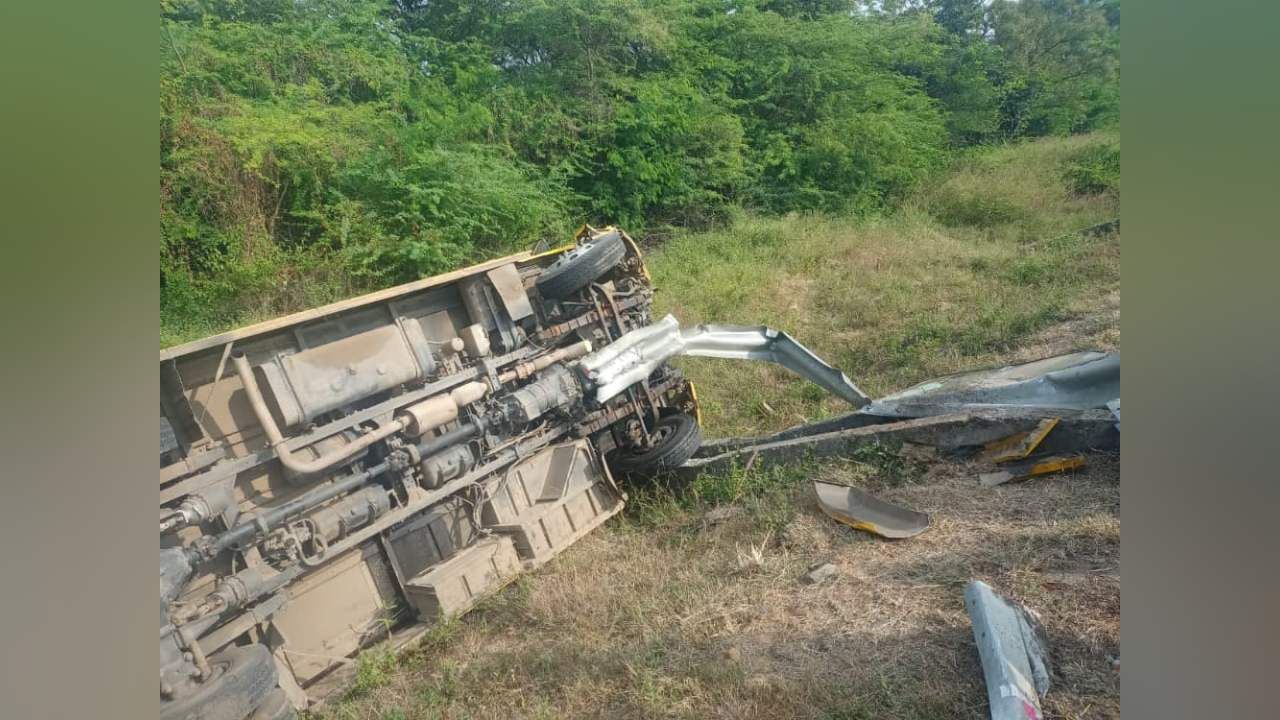 ಚಾಲಕನ ನಿಯಂತ್ರಣ ತಪ್ಪಿ ಶಾಲಾ ವಾಹನ ಪಲ್ಟಿ; 12 ವಿದ್ಯಾರ್ಥಿಗಳಿಗೆ ಗಾಯ