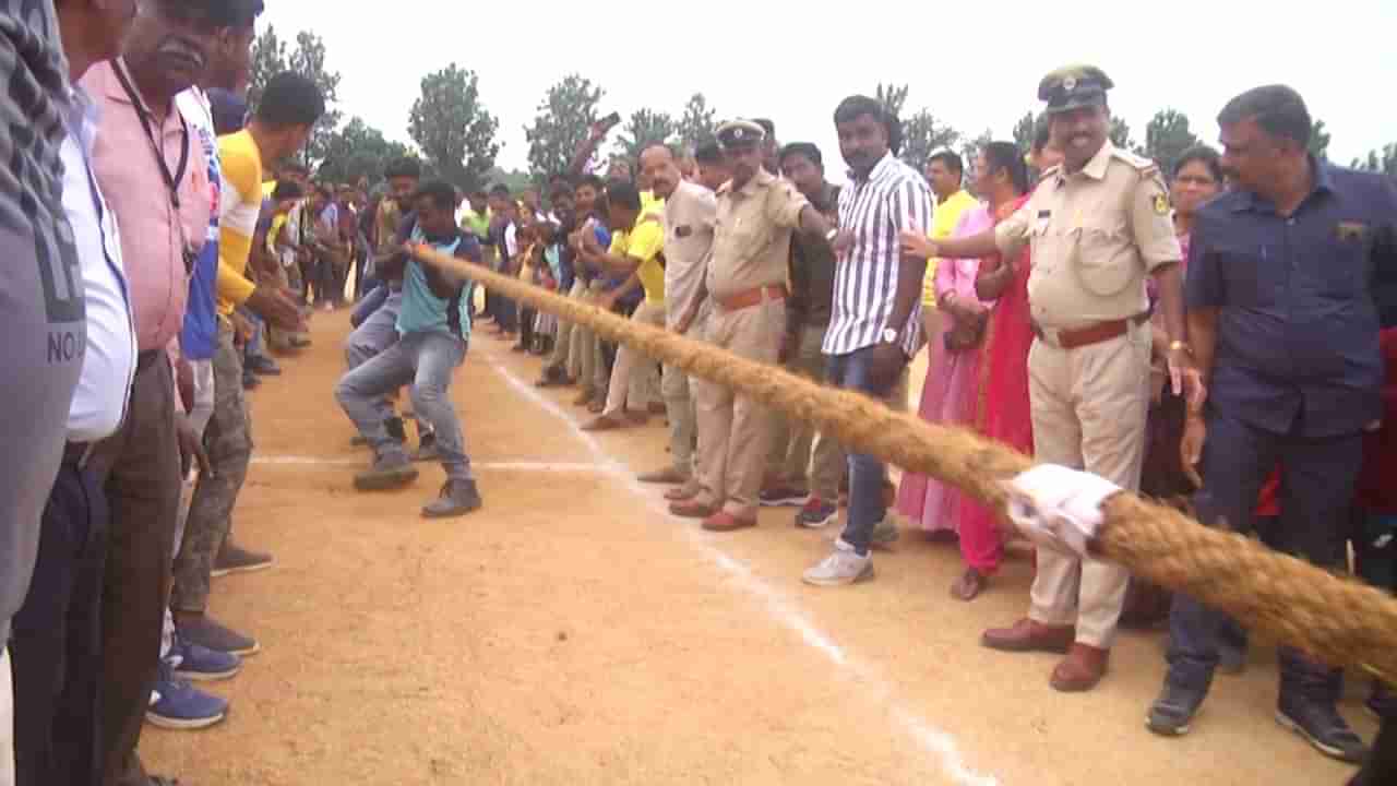 Chikkaballapur Police: ಕುಣಿದು ಕುಪ್ಪಳಿಸಿದ ಚಿಕ್ಕಬಳ್ಳಾಪುರ ಪೊಲೀಸರು, ಹಗ್ಗಜಗ್ಗಾಟ ಕ್ರೀಡೆಯಲ್ಲಿ ಹಗ್ಗವೇ ಎರಡು ತುಂಡಾಯಿತು!