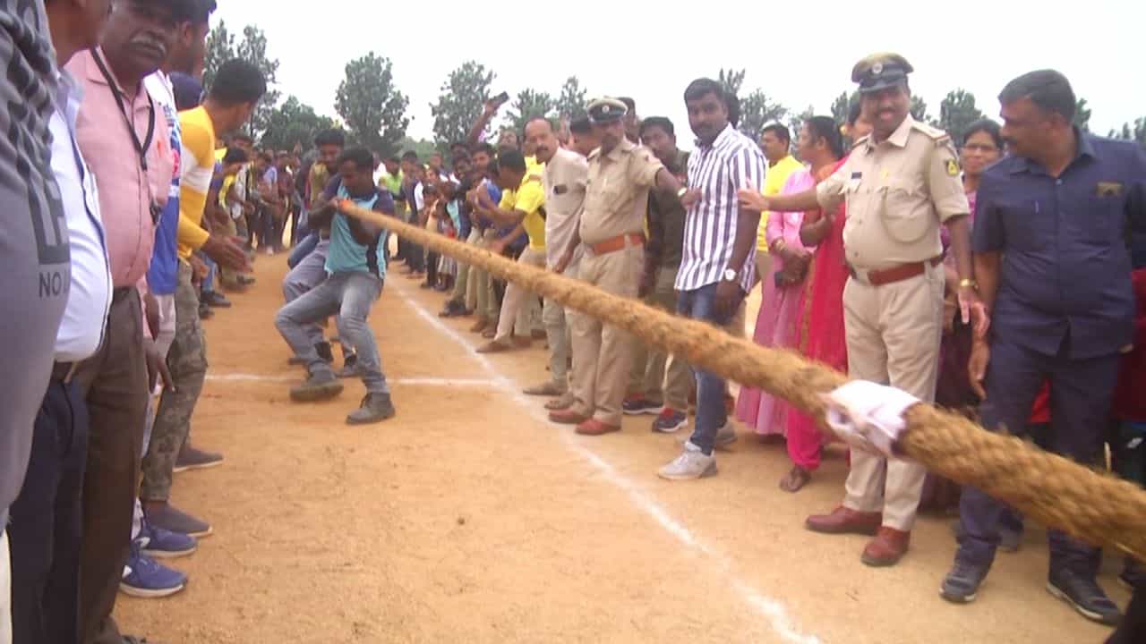 Chikkaballapur Police: ಕುಣಿದು ಕುಪ್ಪಳಿಸಿದ ಚಿಕ್ಕಬಳ್ಳಾಪುರ ಪೊಲೀಸರು, ಹಗ್ಗಜಗ್ಗಾಟ ಕ್ರೀಡೆಯಲ್ಲಿ ಹಗ್ಗವೇ ಎರಡು ತುಂಡಾಯಿತು! Chikkaballapur Police: ಕುಣಿದು ಕುಪ್ಪಳಿಸಿದ ಚಿಕ್ಕಬಳ್ಳಾಪುರ ಪೊಲೀಸರು, ಹಗ್ಗಜಗ್ಗಾಟ ಕ್ರೀಡೆಯಲ್ಲಿ ಹಗ್ಗವೇ ಎರಡು ತುಂಡಾಯಿತು!