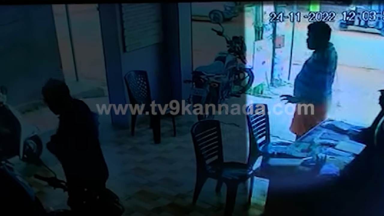 Theft In Bike Shop : ಬೈಕ್ ಖರೀದಿಸೋ ನೆಪದಲ್ಲಿ ಬಂದ ವ್ಯಕ್ತಿ ಹಣ ಎಗರಿಸಿ ಎಸ್ಕೇಪ್ CCTVಯಲ್ಲಿ ಸೆರೆ