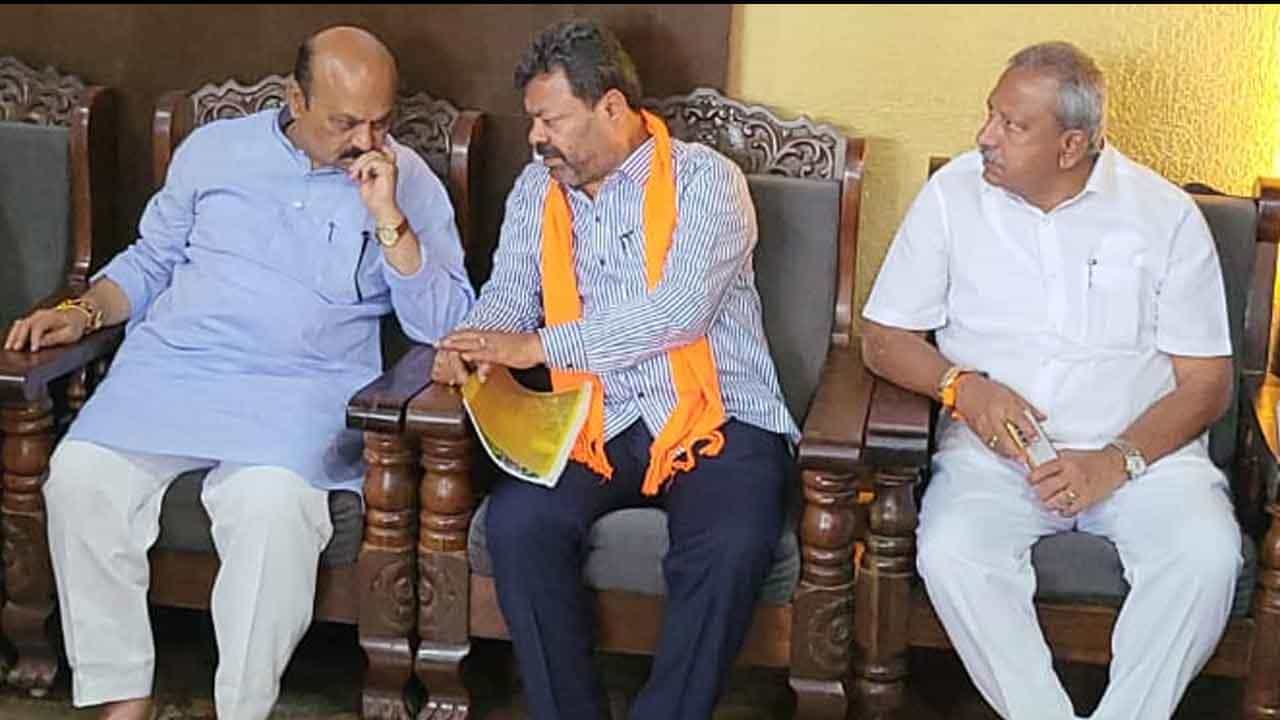 ಪೊಲೀಸರಿಂದಲೇ ರೇಣುಕಾಚಾರ್ಯ ತಮ್ಮನ ಮಗನ ಸಾವಿನ ತನಿಖೆ: ಹೊನ್ನಾಳಿಯಲ್ಲಿ ಸ್ಪಷ್ಟಪಡಿಸಿದ ಸಿಎಂ ಬಸವರಾಜ ಬೊಮ್ಮಾಯಿ ಪೊಲೀಸರಿಂದಲೇ ರೇಣುಕಾಚಾರ್ಯ ತಮ್ಮನ ಮಗನ ಸಾವಿನ ತನಿಖೆ: ಹೊನ್ನಾಳಿಯಲ್ಲಿ ಸ್ಪಷ್ಟಪಡಿಸಿದ ಸಿಎಂ ಬಸವರಾಜ ಬೊಮ್ಮಾಯಿ