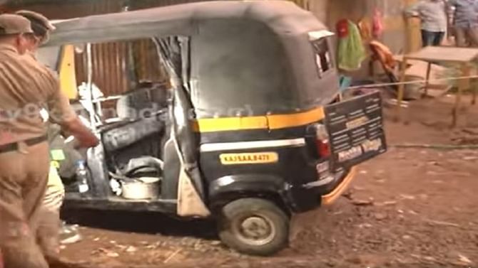 ಆಟೋದಲ್ಲಿ ನಿಗೂಢ ಸ್ಪೋಟ: ಹಿಂದೂ ಹೆಸರಿನಲ್ಲಿ ಆಧಾರ್ ಕಾರ್ಡ್ ಹೊಂದಿದ್ದ ಪ್ರಯಾಣಿಕನಿಗೆ ಸುನ್ನತ್ ಆಗಿರೋದು ಬೆಳಕಿಗೆ ಆಟೋದಲ್ಲಿ ನಿಗೂಢ ಸ್ಪೋಟ: ಹಿಂದೂ ಹೆಸರಿನಲ್ಲಿ ಆಧಾರ್ ಕಾರ್ಡ್ ಹೊಂದಿದ್ದ ಪ್ರಯಾಣಿಕನಿಗೆ ಸುನ್ನತ್ ಆಗಿರೋದು ಬೆಳಕಿಗೆ