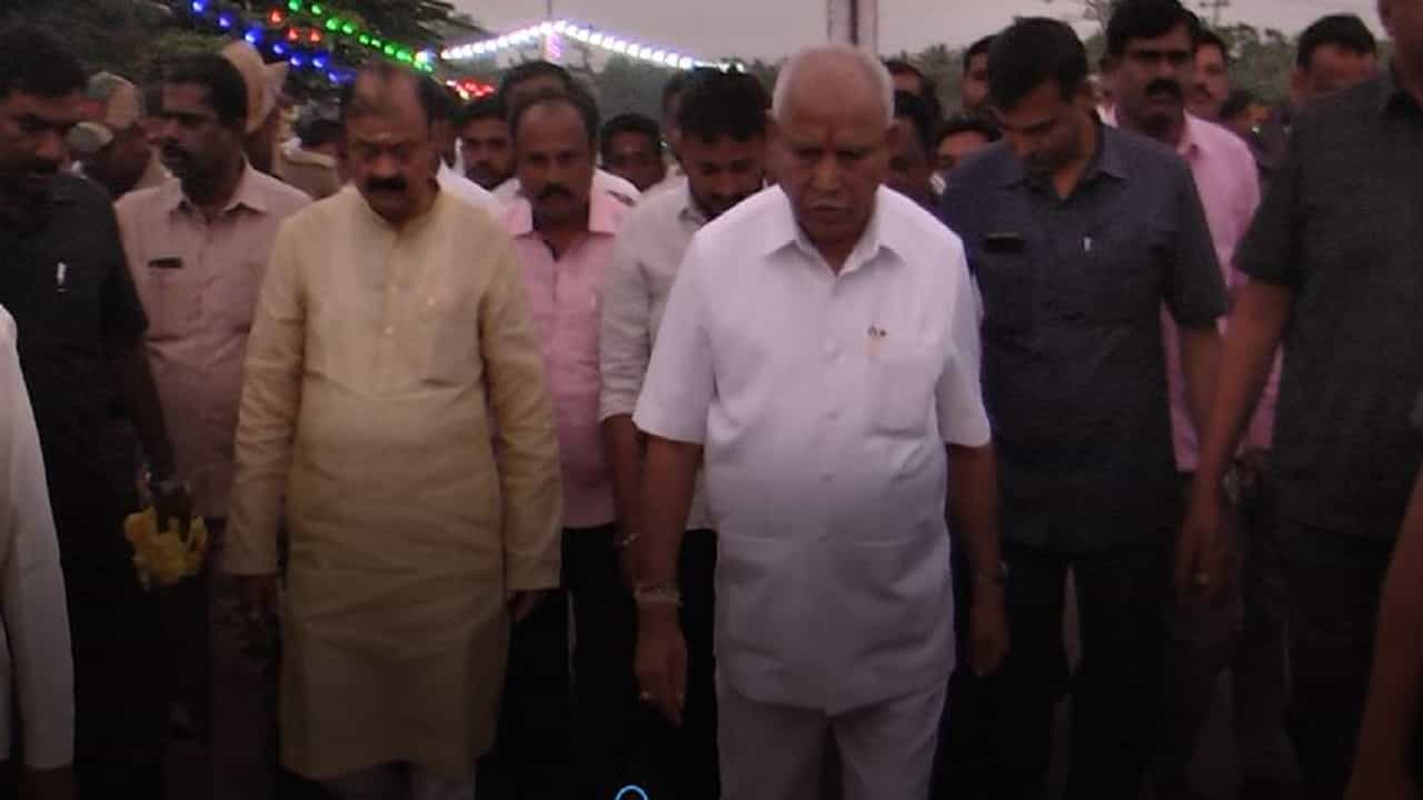 ಚುನಾವಣೆ ಭರಾಟೆ ಮಧ್ಯೆ ಬೂಕನಕೆರೆಗೆ ಮಾಜಿ ಸಿಎಂ ಭೇಟಿ: ಹುಟ್ಟೂರು, ಕರ್ಮಭೂಮಿ ಸ್ಮರಿಸಿದ ಯಡಿಯೂರಪ್ಪ ಚುನಾವಣೆ ಭರಾಟೆ ಮಧ್ಯೆ ಬೂಕನಕೆರೆಗೆ ಮಾಜಿ ಸಿಎಂ ಭೇಟಿ: ಹುಟ್ಟೂರು, ಕರ್ಮಭೂಮಿ ಸ್ಮರಿಸಿದ ಯಡಿಯೂರಪ್ಪ