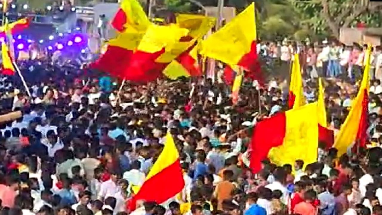 ಬೆಳಗಾವಿ: ಕನ್ನಡ ರಾಜ್ಯೋತ್ಸವ ಮೆರವಣಿಗೆ ವೇಳೆ ಯುವಕನಿಗೆ ಚಾಕು ಇರಿತ! ಬೆಳಗಾವಿ: ಕನ್ನಡ ರಾಜ್ಯೋತ್ಸವ ಮೆರವಣಿಗೆ ವೇಳೆ ಯುವಕನಿಗೆ ಚಾಕು ಇರಿತ!