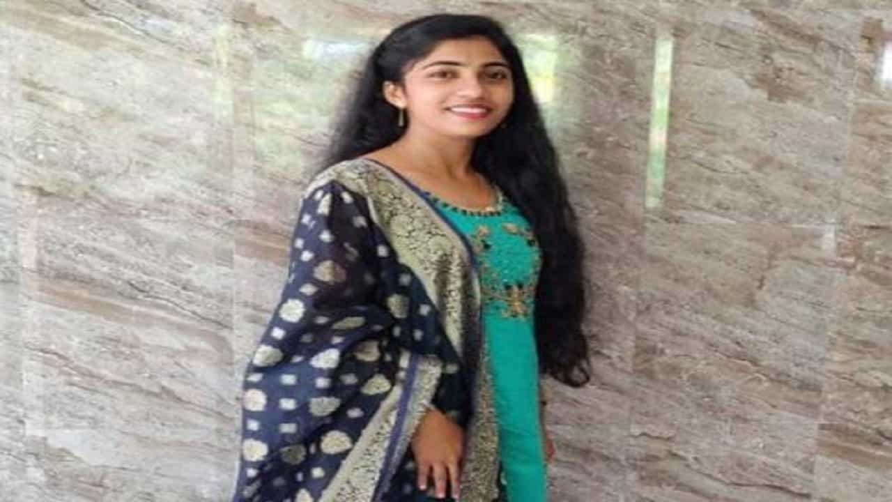 ರೋಜ್ ಕಾರ್ಯಕ್ರಮಕ್ಕೆ ಬಂದಿದ್ದ ಯುವತಿ ಕುಳಿತಲ್ಲೇ ಕುಸಿದು ಬಿದ್ದು ಸಾವು, ಮದ್ವೆ ಮನೆಯಲ್ಲಿ ನೀರವ ಮೌನ ರೋಜ್ ಕಾರ್ಯಕ್ರಮಕ್ಕೆ ಬಂದಿದ್ದ ಯುವತಿ ಕುಳಿತಲ್ಲೇ ಕುಸಿದು ಬಿದ್ದು ಸಾವು, ಮದ್ವೆ ಮನೆಯಲ್ಲಿ ನೀರವ ಮೌನ