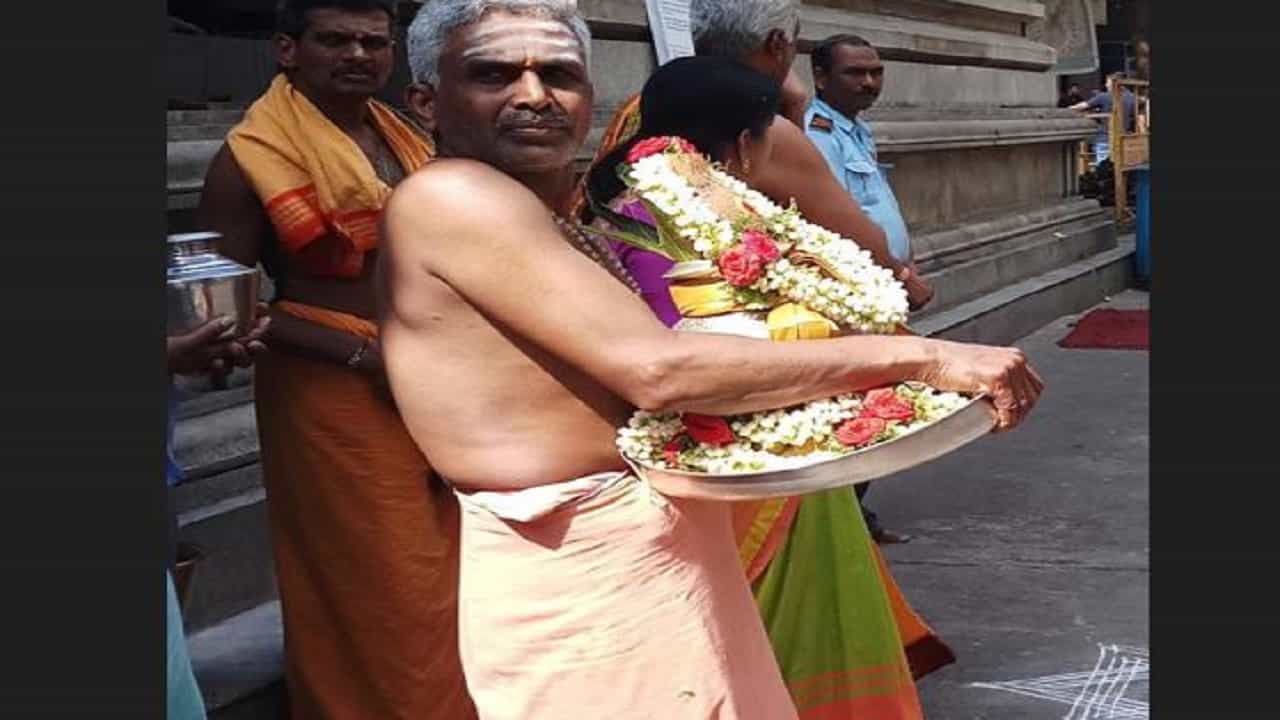 ಬೆಂಗಳೂರು: ಪ್ರಸಾದ ತಯಾರಿಸುವ ವೇಳೆ ಅಗ್ನಿ ಅವಘಡ, ಗಾಯಗೊಂಡಿದ್ದ ದೇವಸ್ಥಾನದ ಅರ್ಚಕ ಸಾವು ಬೆಂಗಳೂರು: ಪ್ರಸಾದ ತಯಾರಿಸುವ ವೇಳೆ ಅಗ್ನಿ ಅವಘಡ, ಗಾಯಗೊಂಡಿದ್ದ ದೇವಸ್ಥಾನದ ಅರ್ಚಕ ಸಾವು