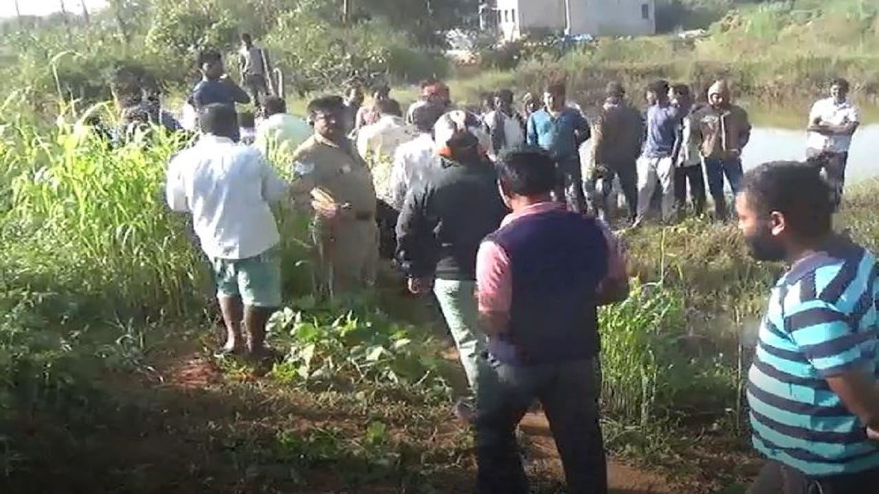 ರಾಗಿ ಹೊಲದಲ್ಲಿ ಅರೆಬೆತ್ತಲಾಗಿ ಯುವತಿ ಶವ ಪತ್ತೆ: ಅನ್ಯರಾಜ್ಯದ ಯುವತಿಯನ್ನ ಕೊಂದಿದ್ಯಾರು..? ರಾಗಿ ಹೊಲದಲ್ಲಿ ಅರೆಬೆತ್ತಲಾಗಿ ಯುವತಿ ಶವ ಪತ್ತೆ: ಅನ್ಯರಾಜ್ಯದ ಯುವತಿಯನ್ನ ಕೊಂದಿದ್ಯಾರು..?