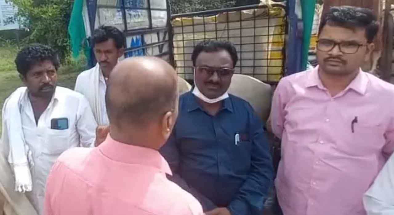 ಕೊಪ್ಪಳದಲ್ಲಿ ಜಾನುವಾರುಗಳಿಗೆ ವಿಚಿತ್ರ ಕಾಯಿಲೆ: ತಿರುಗಿ ಬಿದ್ದು ಸಾಯುತ್ತಿವೆ ದನಕರುಗಳು ಕೊಪ್ಪಳದಲ್ಲಿ ಜಾನುವಾರುಗಳಿಗೆ ವಿಚಿತ್ರ ಕಾಯಿಲೆ: ತಿರುಗಿ ಬಿದ್ದು ಸಾಯುತ್ತಿವೆ ದನಕರುಗಳು