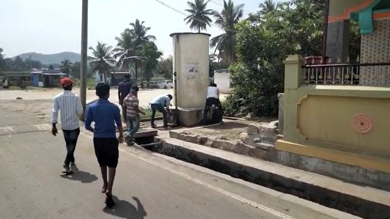 ದಲಿತ ಮಹಿಳೆ ನೀರು ಕುಡಿದಿದ್ದಕ್ಕೆ ಗೋ ಮೂತ್ರ ಸಿಂಪಡಣೆ: ದಲಿತ ಯುವಕರಿಗೆ ಗ್ರಾಮದ ಎಲ್ಲಾ ಟ್ಯಾಂಕ್​ನ ನೀರು ಕುಡಿಸಿದ ತಹಶೀಲ್ದಾರ್