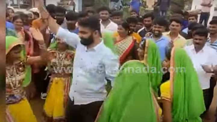 ಎಮ್ ಪಿ ರೇಣುಕಾಚಾರ್ಯ ತಮ್ಮನ ಮಗ ಚಂದ್ರಶೇಖರ್ ಇತ್ತೀಚಿಗೆ ನಡೆದ ಕಾರ್ಯಕ್ರಮವೊಂದರಲ್ಲಿ ಬಾಲಕಿಯರೊಂದಿಗೆ ಕುಣಿದ ವಿಡಿಯೋ ವೈರಲ್! ಎಮ್ ಪಿ ರೇಣುಕಾಚಾರ್ಯ ತಮ್ಮನ ಮಗ ಚಂದ್ರಶೇಖರ್ ಇತ್ತೀಚಿಗೆ ನಡೆದ ಕಾರ್ಯಕ್ರಮವೊಂದರಲ್ಲಿ ಬಾಲಕಿಯರೊಂದಿಗೆ ಕುಣಿದ ವಿಡಿಯೋ ವೈರಲ್!