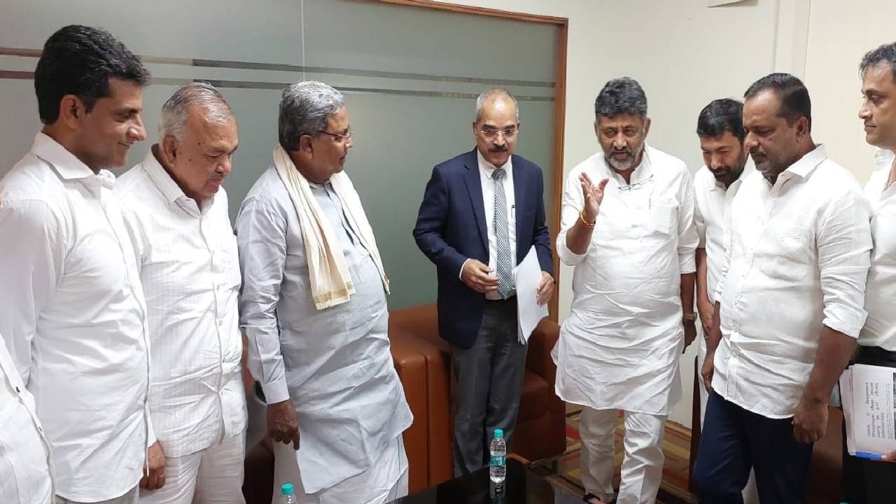 ಮತದಾರರ ಮಾಹಿತಿ ಕಳವು ಪ್ರಕರಣ: ಕಚೇರಿ ಖಾಲಿ ಮಾಡಿದ ಚಿಲುಮೆ ಸಂಸ್ಥೆ ವಿರುದ್ಧ ಬಿಬಿಎಂಪಿ, ಕಾಂಗ್ರೆಸ್ ದೂರು ಮತದಾರರ ಮಾಹಿತಿ ಕಳವು ಪ್ರಕರಣ: ಕಚೇರಿ ಖಾಲಿ ಮಾಡಿದ ಚಿಲುಮೆ ಸಂಸ್ಥೆ ವಿರುದ್ಧ ಬಿಬಿಎಂಪಿ, ಕಾಂಗ್ರೆಸ್ ದೂರು