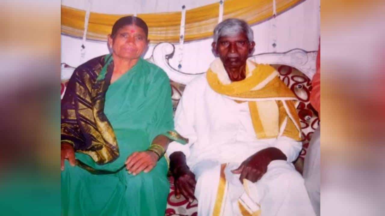 ಮೈಸೂರು: ಸಾವಿನಲ್ಲೂ ಒಂದಾದ ದಂಪತಿ: ಇಬ್ಬರನ್ನೂ ಅಕ್ಕಪಕ್ಕದಲ್ಲೇ ಅಂತ್ಯಕ್ರಿಯೆ ಮಾಡಿದ ಗ್ರಾಮಸ್ಥರು ಮೈಸೂರು: ಸಾವಿನಲ್ಲೂ ಒಂದಾದ ದಂಪತಿ: ಇಬ್ಬರನ್ನೂ ಅಕ್ಕಪಕ್ಕದಲ್ಲೇ ಅಂತ್ಯಕ್ರಿಯೆ ಮಾಡಿದ ಗ್ರಾಮಸ್ಥರು