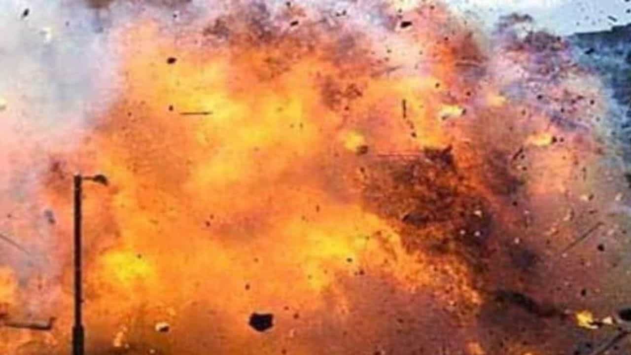 Thalassery Bomb Blast: ಕೇರಳದ ಕಣ್ಣೂರಿನಲ್ಲಿ ಬಾಂಬ್ ಸ್ಫೋಟ, ಒಬ್ಬರಿಗೆ ಗಂಭೀರ ಗಾಯ Thalassery Bomb Blast: ಕೇರಳದ ಕಣ್ಣೂರಿನಲ್ಲಿ ಬಾಂಬ್ ಸ್ಫೋಟ, ಒಬ್ಬರಿಗೆ ಗಂಭೀರ ಗಾಯ