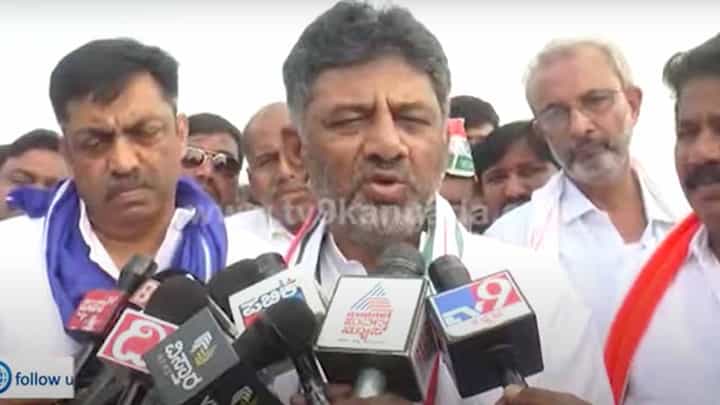 ಚಿತ್ರದುರ್ಗ | ಶ್ರೀರಾಮುಲು ತಟ್ಟೆಯಲ್ಲಿ ಹೆಗ್ಗಣ ಸತ್ತು ಬಿದ್ದಿರುವುದು ಅವರಿಗೆ ಕಾಣುತ್ತಿಲ್ಲ: ಡಿಕೆ ಶಿವಕುಮಾರ ಚಿತ್ರದುರ್ಗ | ಶ್ರೀರಾಮುಲು ತಟ್ಟೆಯಲ್ಲಿ ಹೆಗ್ಗಣ ಸತ್ತು ಬಿದ್ದಿರುವುದು ಅವರಿಗೆ ಕಾಣುತ್ತಿಲ್ಲ: ಡಿಕೆ ಶಿವಕುಮಾರ