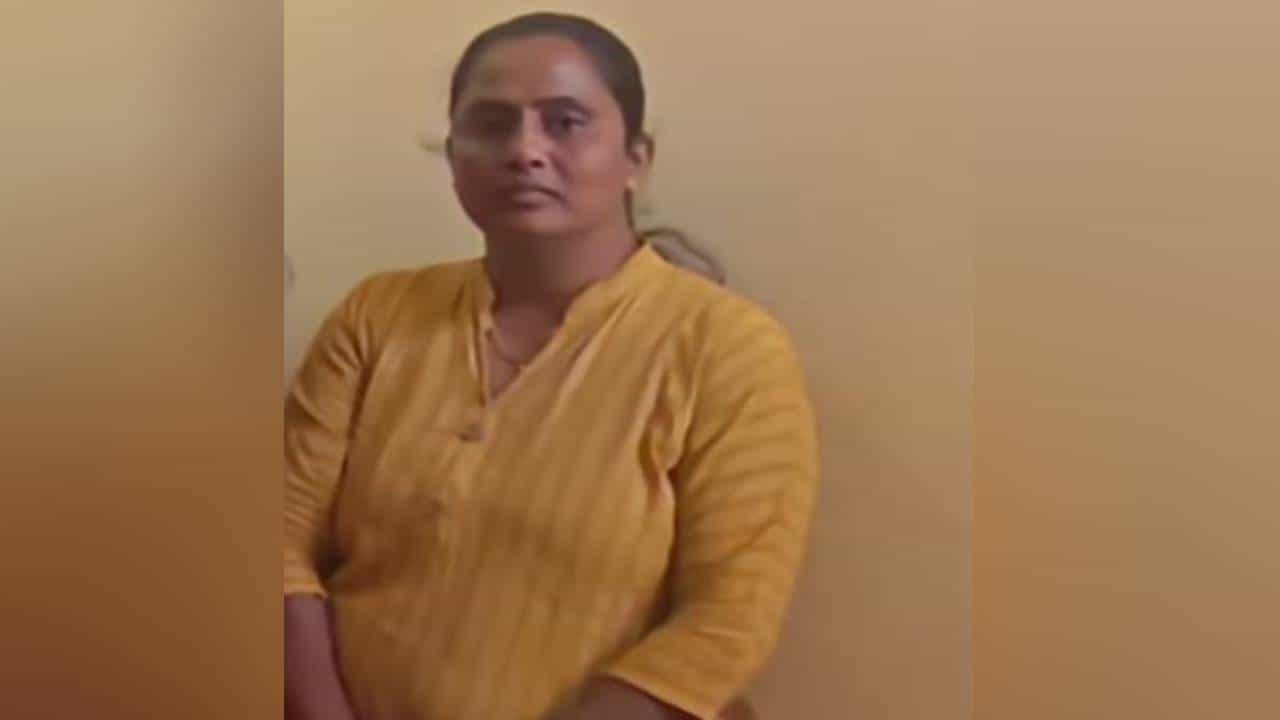 ದಾವಣಗೆರೆಯಲ್ಲಿ 79 ವರ್ಷದ ವ್ಯಕ್ತಿಯ ಹನಿಟ್ರ್ಯಾಪ್: ಮನಗೆ ಬಂದವನನ್ನು ನಗ್ನಗೊಳಿಸಿ ಫೋಟೋ ಕ್ಲಿಕ್ಕಿಸಿದ್ದ ಮಹಿಳೆ ಅರೆಸ್ಟ್ ದಾವಣಗೆರೆಯಲ್ಲಿ 79 ವರ್ಷದ ವ್ಯಕ್ತಿಯ ಹನಿಟ್ರ್ಯಾಪ್: ಮನಗೆ ಬಂದವನನ್ನು ನಗ್ನಗೊಳಿಸಿ ಫೋಟೋ ಕ್ಲಿಕ್ಕಿಸಿದ್ದ ಮಹಿಳೆ ಅರೆಸ್ಟ್