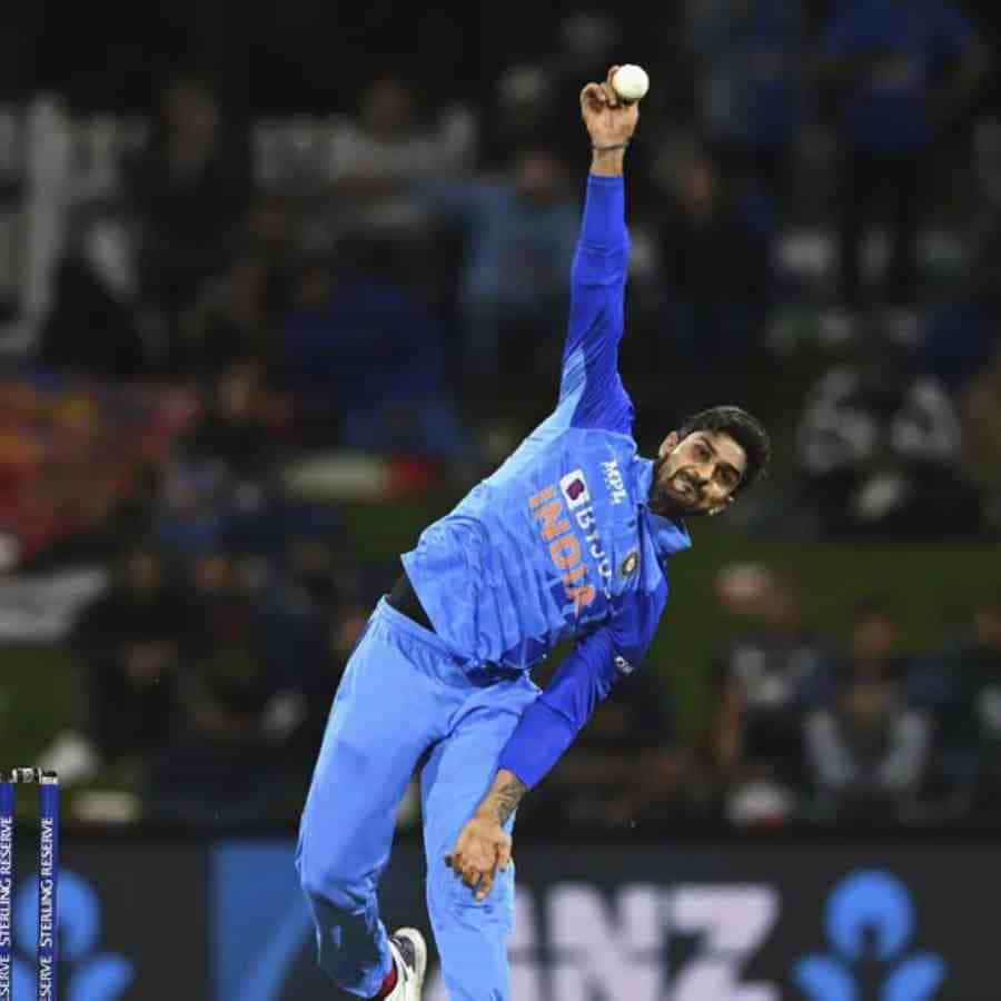 ಮೌಂಟ್ ಮೌಂಗನುಯಿಯಲ್ಲಿ ಭಾನುವಾರ ನಡೆದ ಎರಡನೇ ಟಿ20 ಪಂದ್ಯದಲ್ಲಿ ಭಾರತ ಏಕಪಕ್ಷೀಯ ಪಂದ್ಯದಲ್ಲಿ 65 ರನ್ಗಳಿಂದ ನ್ಯೂಜಿಲೆಂಡ್ ತಂಡವನ್ನು ಸೋಲಿಸಿತು. ಈ ಪಂದ್ಯದಲ್ಲಿ ಅಮೋಘ ಆಟ ಪ್ರದರ್ಶಿಸಿದ ಟೀಂ ಇಂಡಿಯಾ ಅಲ್ರೌಂಡರ್ ಪ್ರದರ್ಶನ ನೀಡಿತು. ಬ್ಯಾಟಿಂಗ್ನಲ್ಲಿ ಸೂರ್ಯಕುಮಾರ್ ಯಾದವ್ ಮಿಂಚಿದರೆ, ಬೌಲಿಂಗ್ನಲ್ಲಿ ದೀಪಕ್ ಹೂಡಾ ತಮ್ಮ ಕೈಚೆಳಕ ತೋರಿ ಅದ್ಭುತ ದಾಖಲೆ ನಿರ್ಮಿಸಿದ್ದಾರೆ.