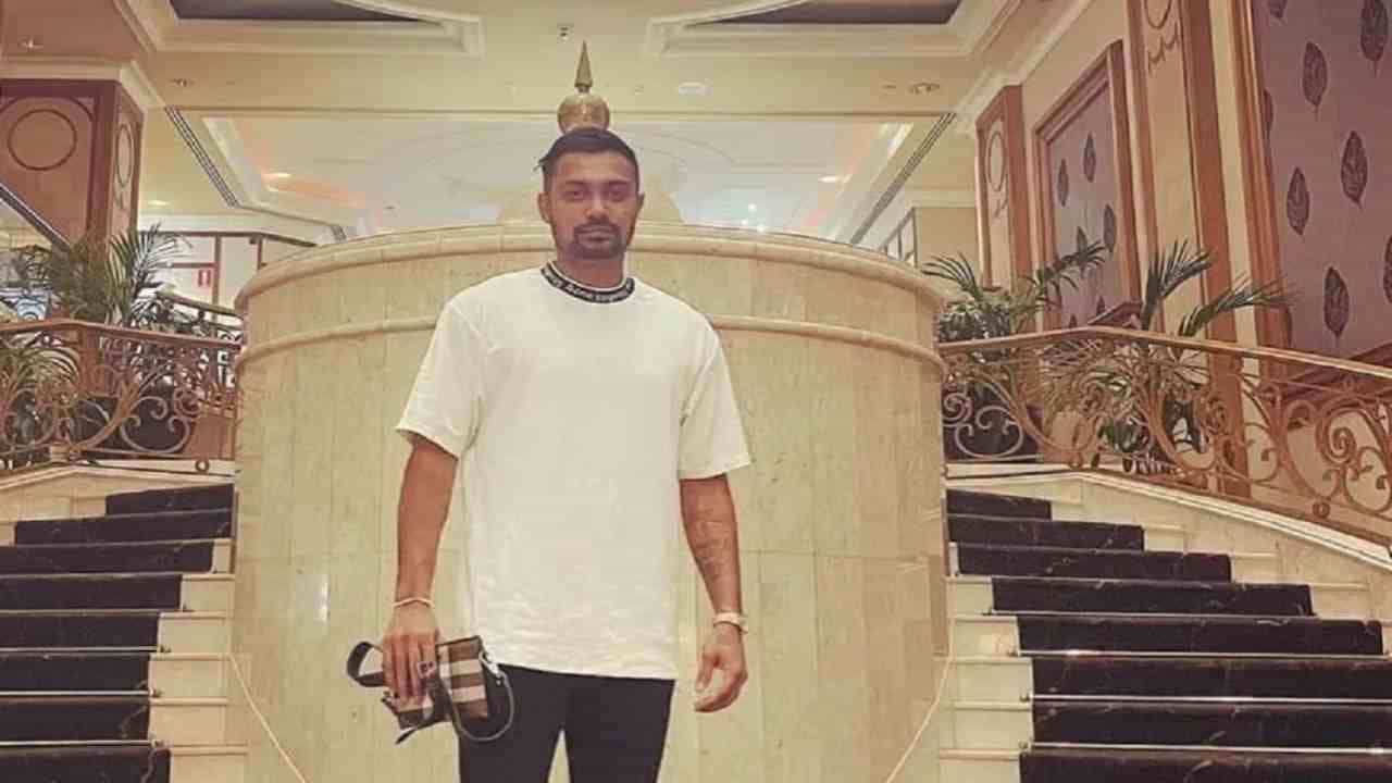ಐಸಿಸಿ ಟಿ20 ವಿಶ್ವಕಪ್ 2022 ಆಡಲು ಶ್ರೀಲಂಕಾ ಕ್ರಿಕೆಟ್ ತಂಡದ ಪರ ಆಸ್ಟ್ರೇಲಿಯಕ್ಕೆ ತೆರಳಿದ್ದ ಸ್ಟಾರ್ ಬ್ಯಾಟರ್ ದನುಷ್ಕಾ ಗುಣತಿಲಕ ಅವರನ್ನು ಲೈಂಗಿಕ ದೌರ್ಜನ್ಯ ಆರೋಪ ಹಿನ್ನೆಲೆಯಲ್ಲಿ ಆಸ್ಟ್ರೇಲಿಯ ಪೊಲೀಸರು ಬಂಧಿಸಿದ್ದರು. ಸಿಡ್ನಿಯ ಸೆಂಟ್ರಲ್ ಬ್ಯುಸಿನೆಸ್ ಡಿಸ್ಟ್ರಿಕ್ಟ್ನಲ್ಲಿರುವ ಟೀಮ್ ಹೋಟೆಲ್ನಿಂದ ಭಾನುವಾರ ಮುಂಜಾನೆ ಗುಣತಿಲಕ ಅವರನ್ನು ವಶಕ್ಕೆ ಪಡೆದುಕೊಳ್ಳಲಾಗಿತ್ತು. ಈಗ ಬಂಧನಕ್ಕೊಳಗಾಗಿರುವ ಲಂಕಾ ಕ್ರಿಕೆಟರ್ ಆಸ್ಟ್ರೇಲಿಯಾದ ಕಾನೂನಿನ ಪ್ರಕಾರ ಭಾರೀ ಶಿಕ್ಷೆಗೆ ಗುರಿಯಾಗುವ ಸಾಧ್ಯತೆ ಹೆಚ್ಚಾಗಿದೆ.