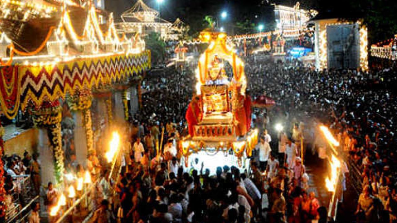 Dharamsthala Lakshdeepotsava: ಧರ್ಮಸ್ಥಳ ಲಕ್ಷದೀಪೋತ್ಸವ ಸಂಪನ್ನ, ಮಂಜುನಾಥ ಸ್ವಾಮಿಗೆ ಭಕ್ತರಿಂದ ಅದ್ಧೂರಿ ಪೂಜೆ Dharamsthala Lakshdeepotsava: ಧರ್ಮಸ್ಥಳ ಲಕ್ಷದೀಪೋತ್ಸವ ಸಂಪನ್ನ, ಮಂಜುನಾಥ ಸ್ವಾಮಿಗೆ ಭಕ್ತರಿಂದ ಅದ್ಧೂರಿ ಪೂಜೆ