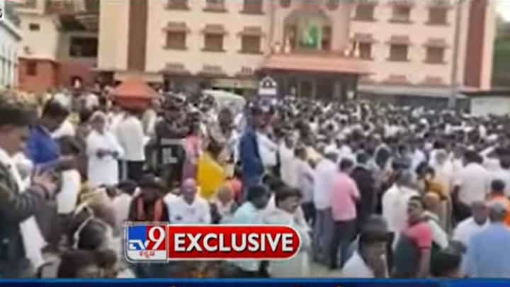 ಆದಿಚುಂಚನಗಿರಿಯ ಒಕ್ಕಲಿಗ ವಧು-ವರರ ಸಮಾವೇಶದಲ್ಲಿ ಒಬ್ಬ ಯುವತಿಗೆ 50 ಯುವಕರ ಅನುಪಾತದಲ್ಲಿ ಅರ್ಜಿಗಳು! ಆದಿಚುಂಚನಗಿರಿಯ ಒಕ್ಕಲಿಗ ವಧು-ವರರ ಸಮಾವೇಶದಲ್ಲಿ ಒಬ್ಬ ಯುವತಿಗೆ 50 ಯುವಕರ ಅನುಪಾತದಲ್ಲಿ ಅರ್ಜಿಗಳು!
