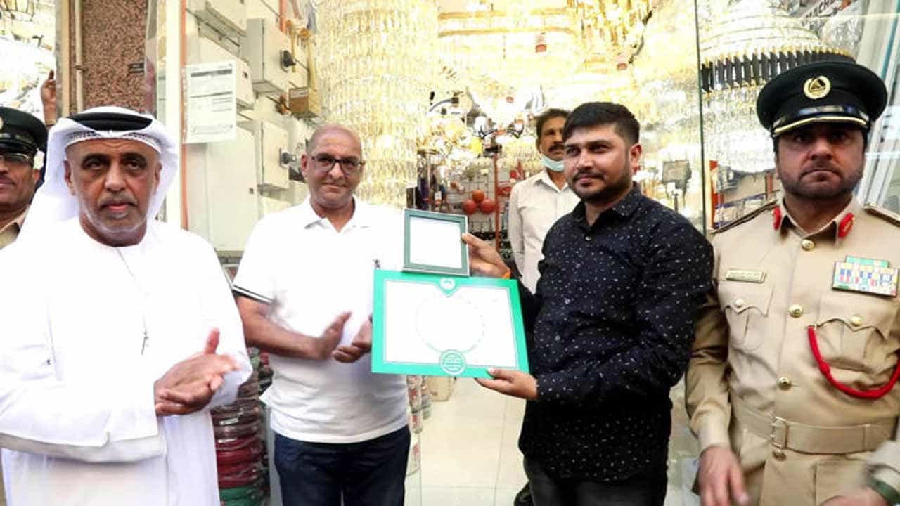 ದುಬೈನಲ್ಲಿ ರೂ. 6 ಕೋಟಿ ಹಣವಿದ್ದ ಬ್ಯಾಗ್ ಕದ್ದು ಪರಾರಿಯಾಗುತ್ತಿದ್ದ ಕಳ್ಳನನ್ನು ಹಿಡಿದುಕೊಟ್ಟ ಭಾರತೀಯ ಅಲ್ಲಿನ ಪೊಲೀಸರಿಂದ ಭೇಷ್ ಅನಿಸಿಕೊಂಡರು! ದುಬೈನಲ್ಲಿ ರೂ. 6 ಕೋಟಿ ಹಣವಿದ್ದ ಬ್ಯಾಗ್ ಕದ್ದು ಪರಾರಿಯಾಗುತ್ತಿದ್ದ ಕಳ್ಳನನ್ನು ಹಿಡಿದುಕೊಟ್ಟ ಭಾರತೀಯ ಅಲ್ಲಿನ ಪೊಲೀಸರಿಂದ ಭೇಷ್ ಅನಿಸಿಕೊಂಡರು!