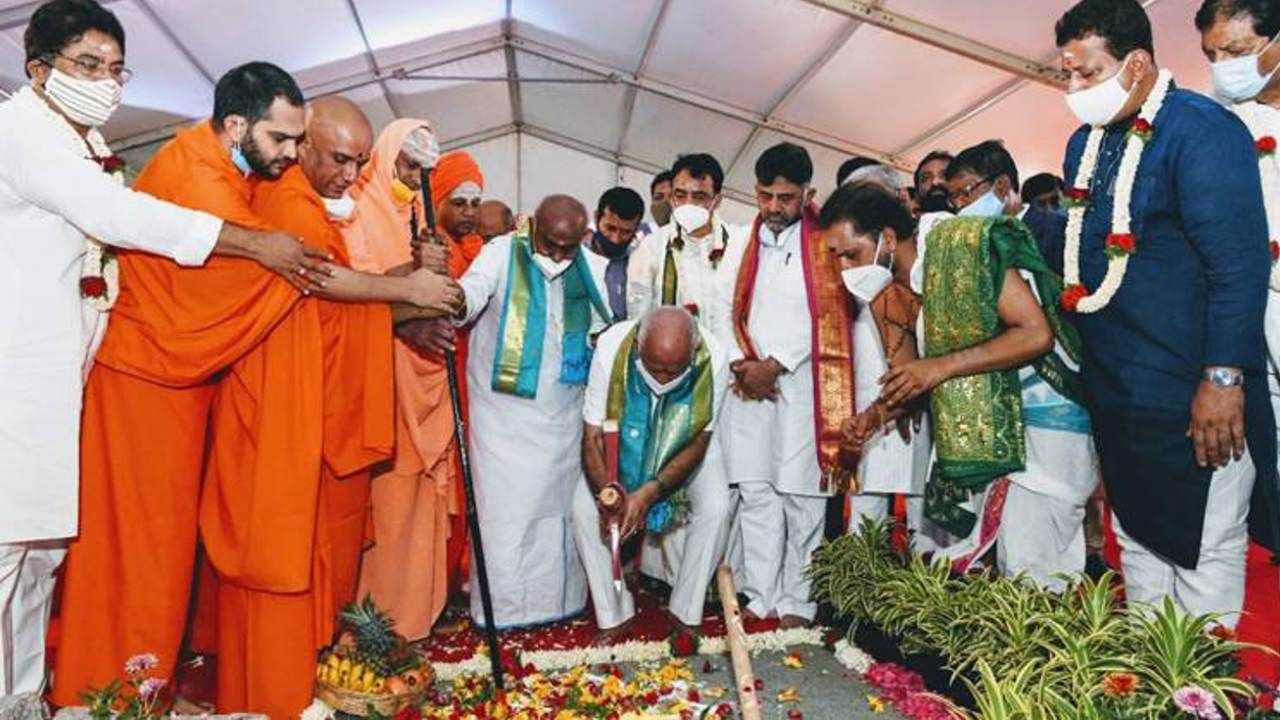 HD Devegowda: ಪ್ರಧಾನಿ ಮೋದಿಯಿಂದ ಕೆಂಪೇಗೌಡ ಪ್ರತಿಮೆ ಅದ್ದೂರಿ ಅನಾವರಣ: ಆದರೆ ಮಾಜಿ ಪಿಎಂ ದೇವೇಗೌಡರ ಕಡೆಗಣನೆ- ಜೆಡಿಎಸ್ ಕಿಡಿಕಿಡಿ HD Devegowda: ಪ್ರಧಾನಿ ಮೋದಿಯಿಂದ ಕೆಂಪೇಗೌಡ ಪ್ರತಿಮೆ ಅದ್ದೂರಿ ಅನಾವರಣ: ಆದರೆ ಮಾಜಿ ಪಿಎಂ ದೇವೇಗೌಡರ ಕಡೆಗಣನೆ- ಜೆಡಿಎಸ್ ಕಿಡಿಕಿಡಿ
