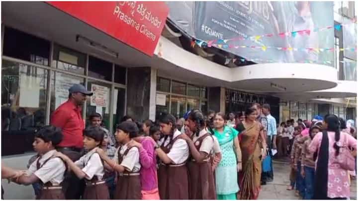 Gandhada Gudi: ವಿಶೇಷಚೇತನ ಮಕ್ಕಳಿಗೆ ‘ಗಂಧದ ಗುಡಿ’ ಪ್ರದರ್ಶನ; ಸಹಾಯಕರ ನೆರವಿನಿಂದ ಸಾರಾಂಶ ತಿಳಿದ ಮಕ್ಕಳು Gandhada Gudi: ವಿಶೇಷಚೇತನ ಮಕ್ಕಳಿಗೆ ‘ಗಂಧದ ಗುಡಿ’ ಪ್ರದರ್ಶನ; ಸಹಾಯಕರ ನೆರವಿನಿಂದ ಸಾರಾಂಶ ತಿಳಿದ ಮಕ್ಕಳು