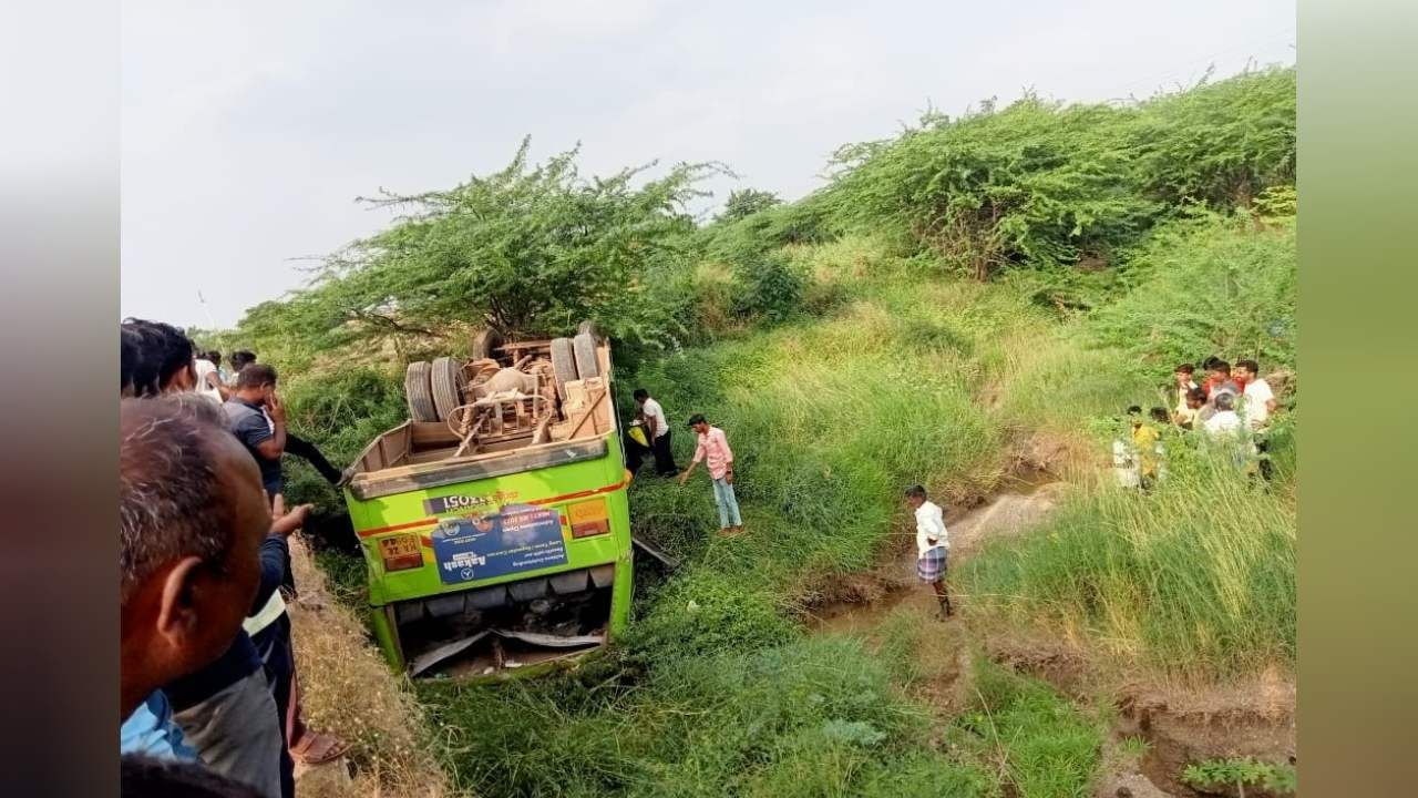 ಗದಗ: ಕೆಎಸ್​ಆರ್​ಟಿಸಿ ಬಸ್​​ ಪಲ್ಟಿಯಾಗಿ 30ಕ್ಕೂ ಹೆಚ್ಚು ಪ್ರಯಾಣಿಕರಿಗೆ ಗಾಯ: ಚಾಲಕ ಪರಾರಿ