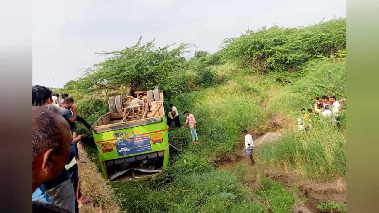 ಗದಗ: ಕೆಎಸ್ಆರ್ಟಿಸಿ ಬಸ್ ಪಲ್ಟಿಯಾಗಿ 30ಕ್ಕೂ ಹೆಚ್ಚು ಪ್ರಯಾಣಿಕರಿಗೆ ಗಾಯ: ಚಾಲಕ ಪರಾರಿ ಗದಗ: ಕೆಎಸ್ಆರ್ಟಿಸಿ ಬಸ್ ಪಲ್ಟಿಯಾಗಿ 30ಕ್ಕೂ ಹೆಚ್ಚು ಪ್ರಯಾಣಿಕರಿಗೆ ಗಾಯ: ಚಾಲಕ ಪರಾರಿ