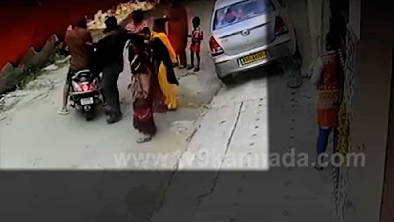ಬೆಂಗಳೂರಿನ ಇಂಟರ್ನ್ಯಾಷನಲ್ ಶಾಲೆಯೊಂದರಲ್ಲಿ ಅನುಮಾನಾಸ್ಪದವಾಗಿ ಮೃತಪಟ್ಟ ಮಗುವಿನ ಕೊನೇ ಕ್ಷಣಗಳು ಸಿಸಿಟಿವಿಯಲ್ಲಿ ಸೆರೆ! ಬೆಂಗಳೂರಿನ ಇಂಟರ್ನ್ಯಾಷನಲ್ ಶಾಲೆಯೊಂದರಲ್ಲಿ ಅನುಮಾನಾಸ್ಪದವಾಗಿ ಮೃತಪಟ್ಟ ಮಗುವಿನ ಕೊನೇ ಕ್ಷಣಗಳು ಸಿಸಿಟಿವಿಯಲ್ಲಿ ಸೆರೆ!