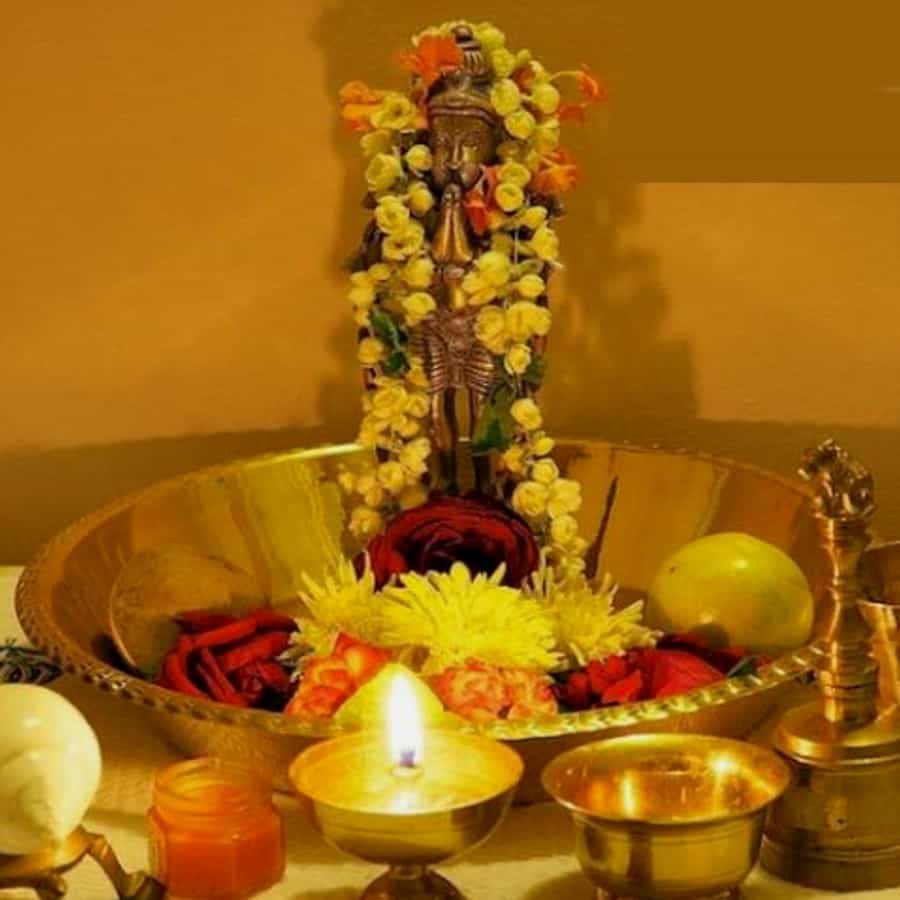 0. ದೇವರು ಒಬ್ಬನೇ ನಾಮ ಹಲವು ಎಂಬ ಮಾತು ಇದ್ದರೂ, ತಮ್ಮ ಧರ್ಮ, ನಂಬಿಕೆಗಳಿಗೆ ಅನುಗುಣವಾಗಿ ದೇವರನ್ನು ಪೂಜಿಸುವ ಮೂಲಕ ಬಹುತೇಕರಿಗೆ ಮನಸ್ಸಿಗೆ ನೆಮ್ಮದಿ ಸಿಗುತ್ತದೆ. ಅದರಲ್ಲೂ ಹಿಂದೂಗಳು ವಿಭಿನ್ನ ದೇವರನ್ನು (hindu gods) ವಿವಿಧ ರೂಪಗಳಲ್ಲಿ ಪೂಜಿಸುವುದರಲ್ಲಿ ನಂಬಿಕೆ ಇಟ್ಟಿದ್ದಾರೆ (spiritual). ಹಿಂದೂ ದೇವರುಗಳು ವಾರದ 7 ದಿನಗಳಲ್ಲಿ (week day) ಯಾವ ದಿನ, ಯಾವ ದೇವರಿಗೆ, ಹೇಗೆ ಪೂಜೆ ಮಾಡಿದರೆ ಶುಭ ಎಂಬ ಮಾಹಿತಿ ಇಲ್ಲಿದೆ (Gods Days of the Week):