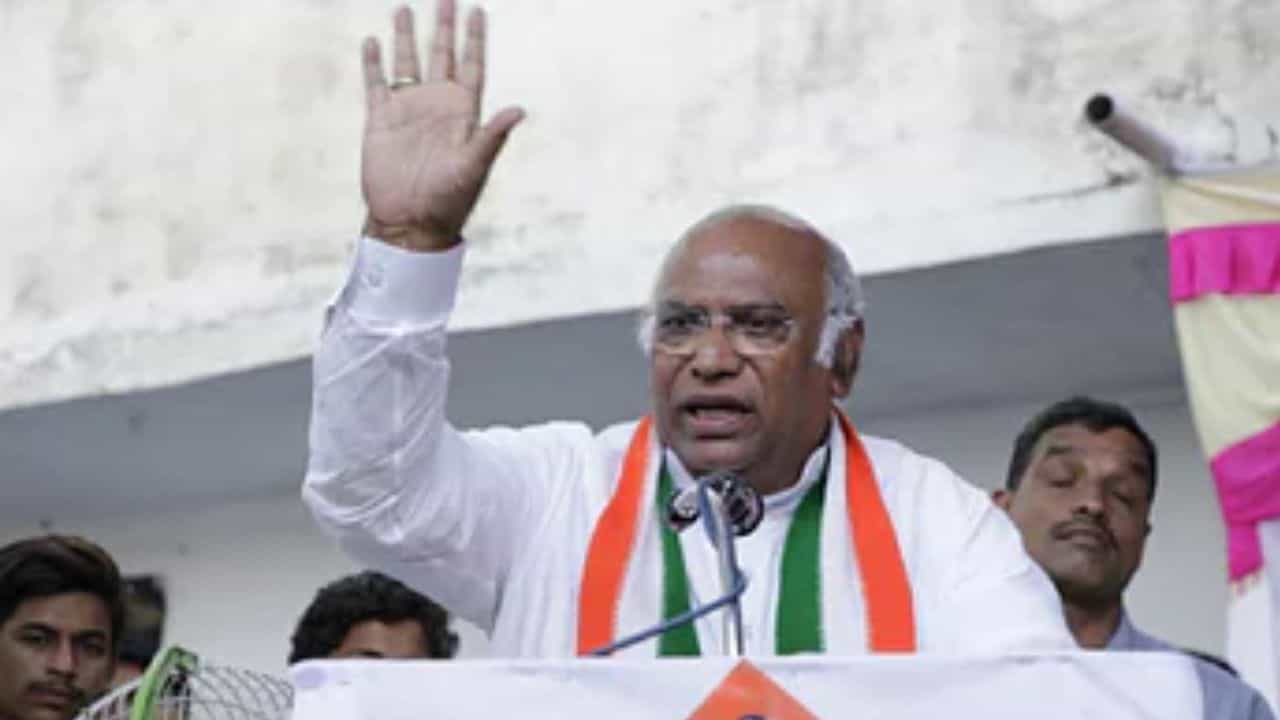 Gujarat Elections 2022: ಪ್ರಧಾನಿ ಮೋದಿ ರಾವಣನಂತೆ 100 ತಲೆ ಹೊಂದಿದ್ದೀರಾ? ಖರ್ಗೆ ಮಾತಿಗೆ ಬಿಜೆಪಿ ಆಕ್ರೋಶ