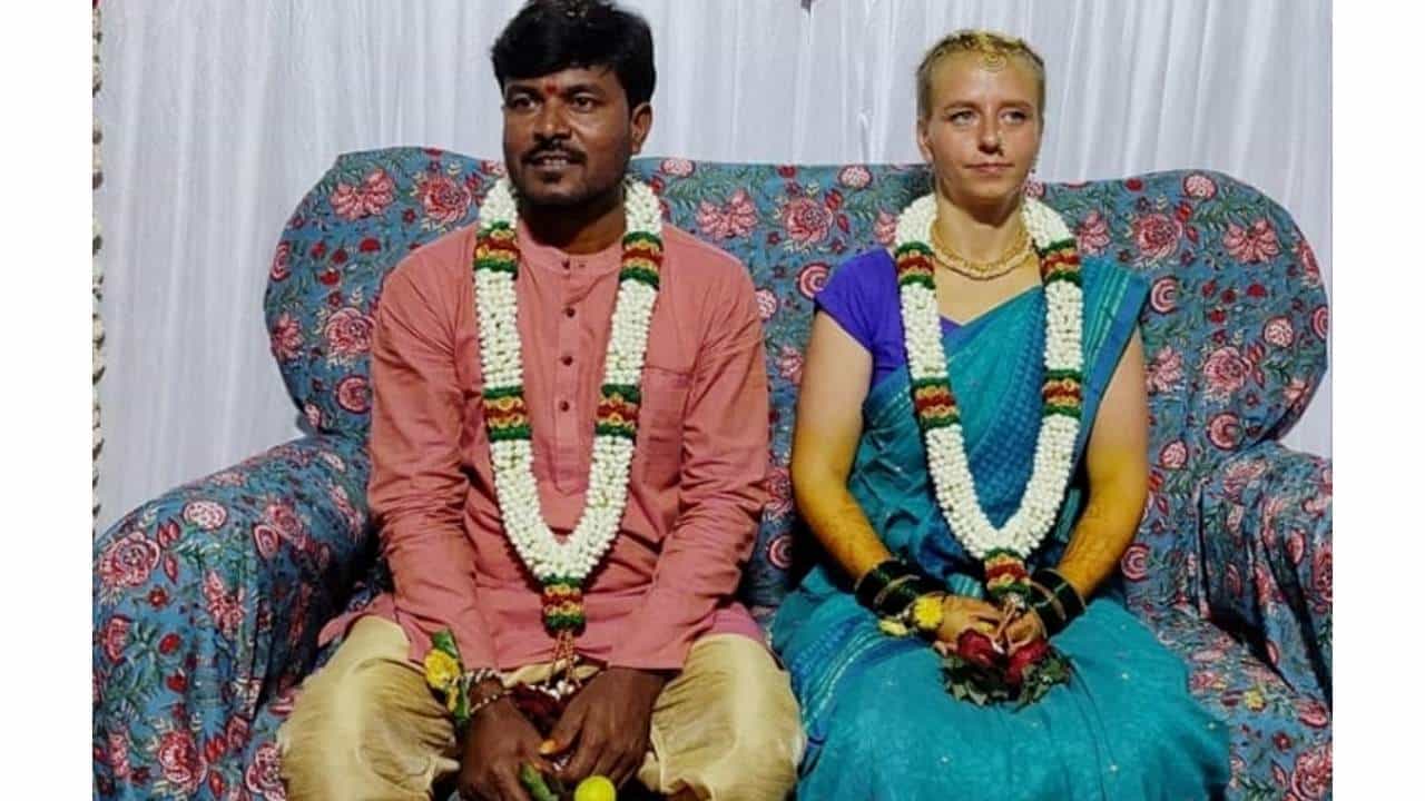 1. ಮೂರು ವರ್ಷದ ಹಿಂದೆಯೇ ಪ್ರೇಮ ವಿವಾಹವಾಗಬೇಕಿದ್ದ ಈ ಜೋಡಿಗೆ ಕೊರೊನಾ ಮಹಾಮಾರಿ ತಡೆಯೊಡ್ಡಿತ್ತು. ಹಿಂದೂ ಸಂಪ್ರದಾಯದಂತೆ ಹಂಪಿ ವಿರೂಪಾಕ್ಷೇಶ್ವರ ದೇವಸ್ಥಾನದಲ್ಲಿ ಸರಳವಾಗಿ ವಿವಾಹ ಮಾಡಿಕೊಳ್ಳಬೇಕೆಂಬ ಯುವಕನ ಆಸೆಗೆ ಸಹಮತ ಸೂಚಿಸಿ, ಕೆಮಿಲ್ ಕುಟುಂಬಸ್ಥರು 50ಕ್ಕೂ ಅಧಿಕ ಜನ ಬೆಲ್ಜಿಯಂ ದೇಶದಿಂದ ಆಗಮಿಸಿ ಅಳಿಯ ಅನಂತರಾಜು, ಪುತ್ರಿ ಕೆಮಿಲ್ ಗೆ ಆಶೀರ್ವದಿಸಿದ್ದಾರೆ.