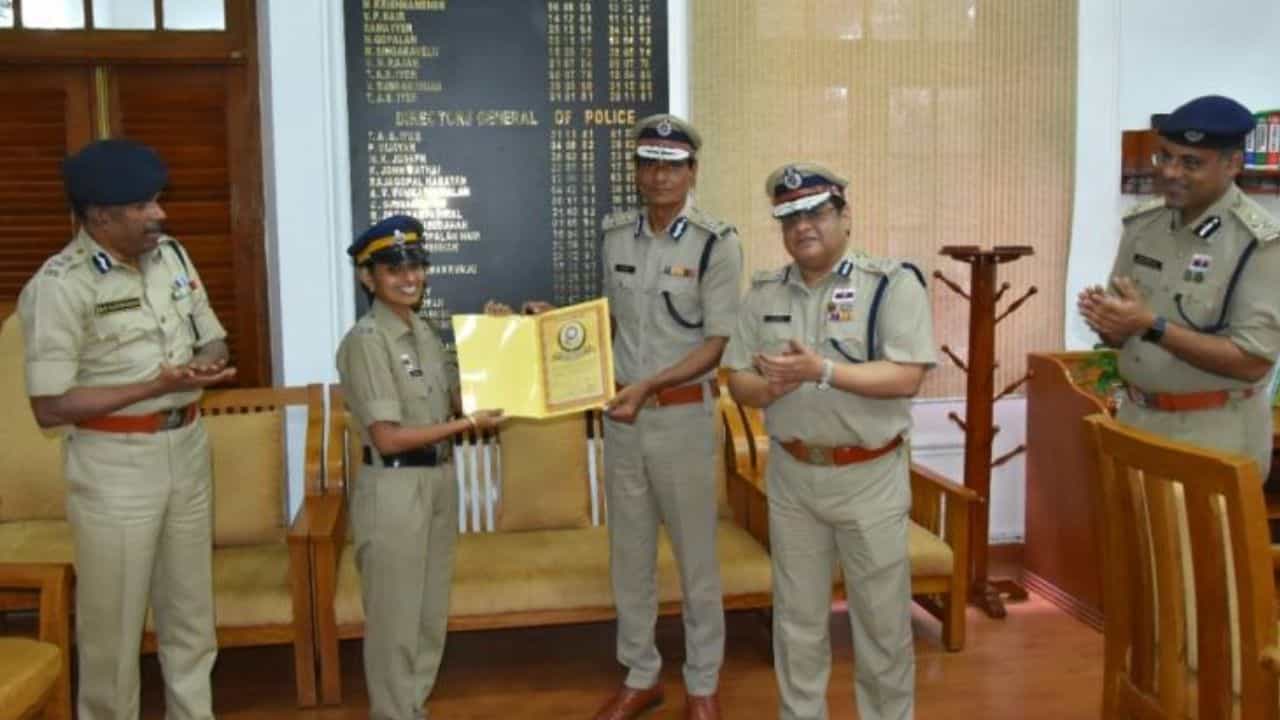 ನವಜಾತ ಶಿಶುವಿಗೆ ಎದೆಹಾಲು ಉಣಿಸಿ ರಕ್ಷಿಸಿದ ಮಹಿಳಾ ಪೊಲೀಸ್ ಅಧಿಕಾರಿ, ಶ್ಲಾಘಿಸಿದ ಹೈಕೋರ್ಟ್ ನವಜಾತ ಶಿಶುವಿಗೆ ಎದೆಹಾಲು ಉಣಿಸಿ ರಕ್ಷಿಸಿದ ಮಹಿಳಾ ಪೊಲೀಸ್ ಅಧಿಕಾರಿ, ಶ್ಲಾಘಿಸಿದ ಹೈಕೋರ್ಟ್