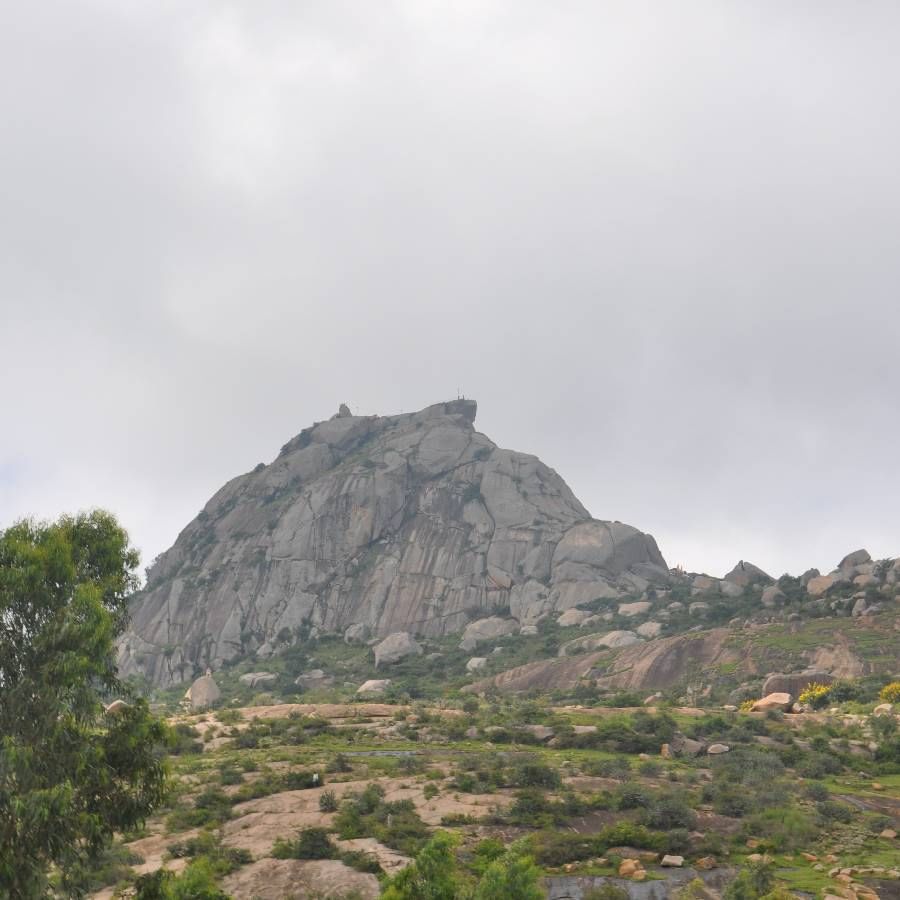 ಶಿವಗಂಗಾ ಬೆಟ್ಟವು ಬೆಂಗಳೂರು ನಗರದಿಂದ 60 ಕಿಮೀ ದೂರದಲ್ಲಿರುವ ದೊಬ್ಬೆಸ್‌ಪೇಟೆ ಬಳಿಯ ಸಣ್ಣ ಕುಗ್ರಾಮದ ಮೇಲಿದೆ. ಇಲ್ಲಿನ ಗುಹೆಯೊಳಗೆ ನೆಲೆಗೊಂಡಿರುವ ಶ್ರೀ ಗವಿ ಗಂಗಾಧರೇಶ್ವರ ದೇವಾಲಯಲ, ಬಂಡೆಗಳ ಮೇಲೆ ಕೊರೆಯಲಾದ ಮೆಟ್ಟಿಲುಗಳು ಹೆಚ್ಚು ಪ್ರಸಿದ್ಧವಾಗಿದೆ. 