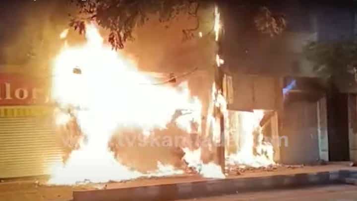 ಹುಬ್ಬಳ್ಳಿಯಲ್ಲಿ ಅಗ್ನಿ ಅವಗಢ, ಹೋಟೆಲ್ ಮತ್ತು ಎಟಿಎಮ್ ಕಿಯಾಸ್ಕ್ ಗೆ ಬೆಂಕಿ, ಲಕ್ಷಾಂತರ ರೂ. ಮೌಲ್ಯದ ವಸ್ತುಗಳು ಭಸ್ಮ ಹುಬ್ಬಳ್ಳಿಯಲ್ಲಿ ಅಗ್ನಿ ಅವಗಢ, ಹೋಟೆಲ್ ಮತ್ತು ಎಟಿಎಮ್ ಕಿಯಾಸ್ಕ್ ಗೆ ಬೆಂಕಿ, ಲಕ್ಷಾಂತರ ರೂ. ಮೌಲ್ಯದ ವಸ್ತುಗಳು ಭಸ್ಮ