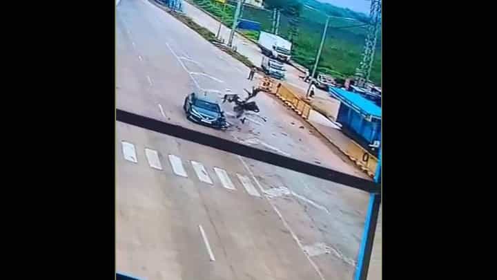ಸಿನಿಮೀಯ ರೀತಿಯಲ್ಲಿ ಕಾರು ಬೈಕ್ ನಡುವೆ ಅಪಘಾತ: ಮೂವರಿಗೆ ಗಂಭೀರ ಗಾಯ ಸಿನಿಮೀಯ ರೀತಿಯಲ್ಲಿ ಕಾರು ಬೈಕ್ ನಡುವೆ ಅಪಘಾತ: ಮೂವರಿಗೆ ಗಂಭೀರ ಗಾಯ