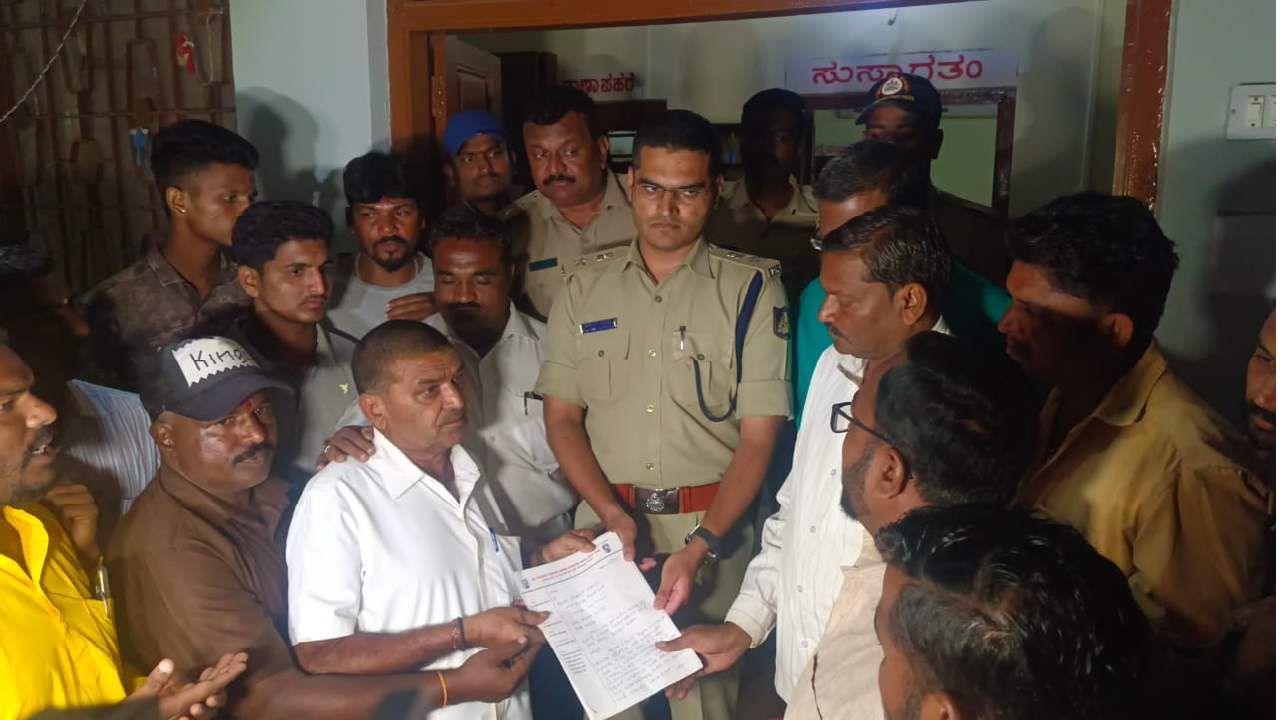 ಹುಬ್ಬಳ್ಳಿಯಲ್ಲಿ ಮತ್ತೆ ಮುನ್ನೆಲೆಗೆ ಬಂದ ಮತಾಂತರ ವಿವಾದ; ಮತಾಂತರವಾಗುವಂತೆ ಪತ್ನಿಯಿಂದ ಪತಿಗೆ ಒತ್ತಡ ಹುಬ್ಬಳ್ಳಿಯಲ್ಲಿ ಮತ್ತೆ ಮುನ್ನೆಲೆಗೆ ಬಂದ ಮತಾಂತರ ವಿವಾದ; ಮತಾಂತರವಾಗುವಂತೆ ಪತ್ನಿಯಿಂದ ಪತಿಗೆ ಒತ್ತಡ