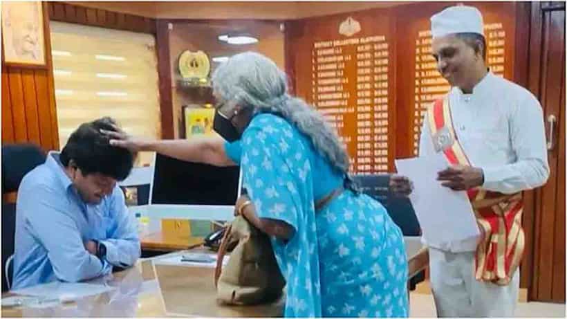 ಐಎಎಸ್ ಅಧಿಕಾರಿಯ ತಲೆಮುಟ್ಟಿ ಆಶೀರ್ವದಿಸಿದ ಹಿರಿಯ ಮಹಿಳೆ