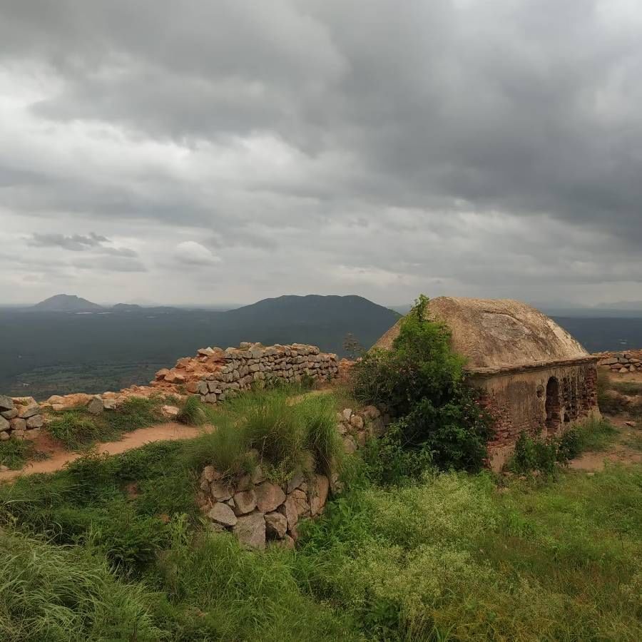 ಮಾಕಳಿ ದುರ್ಗವು ಬೆಂಗಳೂರಿನಿಂದ  60 ಕಿಮೀ ದೂರದಲ್ಲಿದೆ ಮತ್ತು ರಜಾದಿನಗಳಲ್ಲಿ ವಿಹಾರಕ್ಕೆ ಉತ್ತಮವಾದ ಟ್ರೆಕ್ಕಿಂಗ್ ತಾಣವಾಗಿದೆ. ಬೆಟ್ಟದ ತಪ್ಪಲಿನಲ್ಲಿ ಶ್ರೀಕೃಷ್ಣನ ದೇವಾಲಯವಿದೆ. 