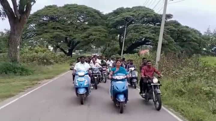 Roopakala Shashidhar: ಕುಂದುಕೊರತೆ ಸಭೆಗೆ ಬೈಕ್ ನಲ್ಲಿ ಬಂದ ಕೆಜಿಎಫ್ ಶಾಸಕಿ ರೂಪಕಲಾ! Roopakala Shashidhar: ಕುಂದುಕೊರತೆ ಸಭೆಗೆ ಬೈಕ್ ನಲ್ಲಿ ಬಂದ ಕೆಜಿಎಫ್ ಶಾಸಕಿ ರೂಪಕಲಾ!