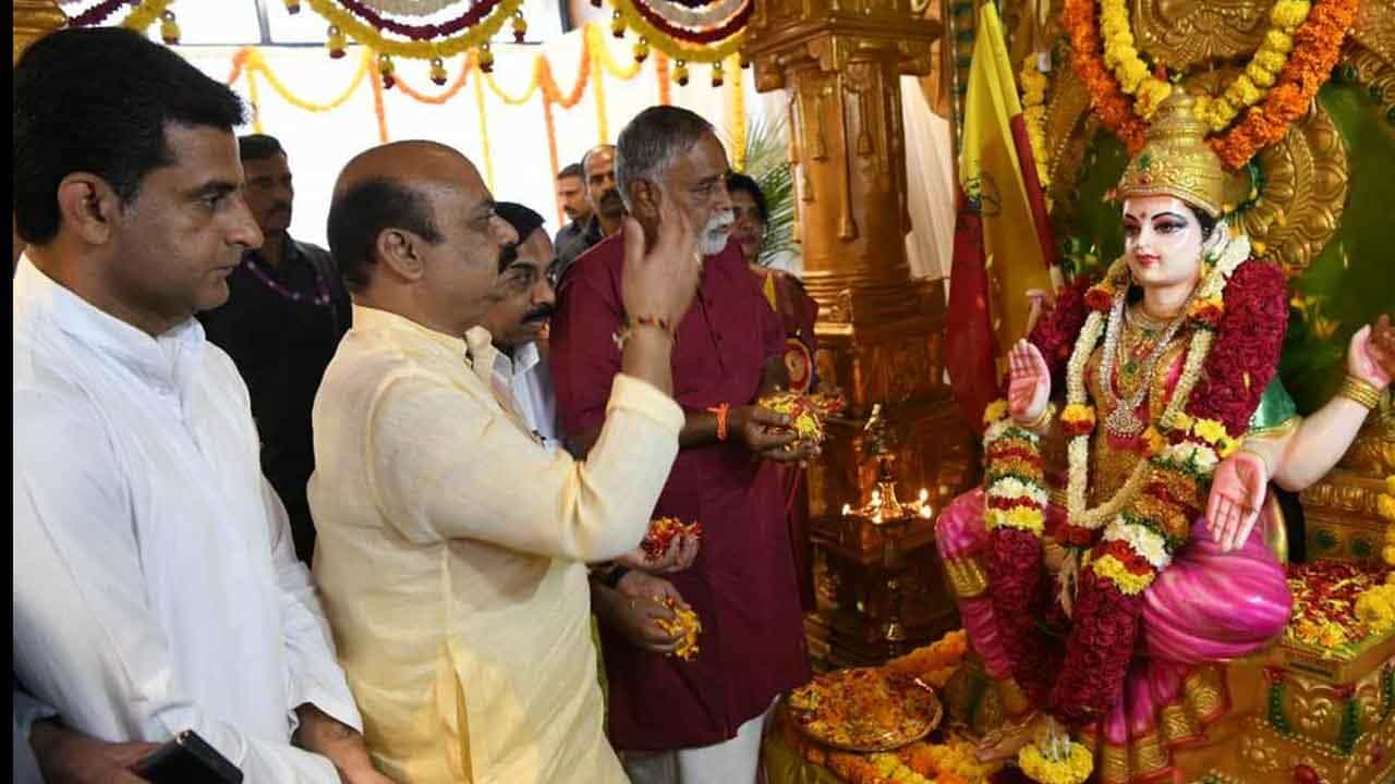 Karnataka Rajyotsava 2022: ಕನ್ನಡ ರಾಷ್ಟ್ರೀಯ ಭಾಷೆಯೂ ಹೌದು, ಶೀಘ್ರ ಕನ್ನಡ ಕಡ್ಡಾಯ ಬಳಕೆ ನಿಯಮ ಜಾರಿ: ಸಿಎಂ ಬಸವರಾಜ ಬೊಮ್ಮಾಯಿ Karnataka Rajyotsava 2022: ಕನ್ನಡ ರಾಷ್ಟ್ರೀಯ ಭಾಷೆಯೂ ಹೌದು, ಶೀಘ್ರ ಕನ್ನಡ ಕಡ್ಡಾಯ ಬಳಕೆ ನಿಯಮ ಜಾರಿ: ಸಿಎಂ ಬಸವರಾಜ ಬೊಮ್ಮಾಯಿ